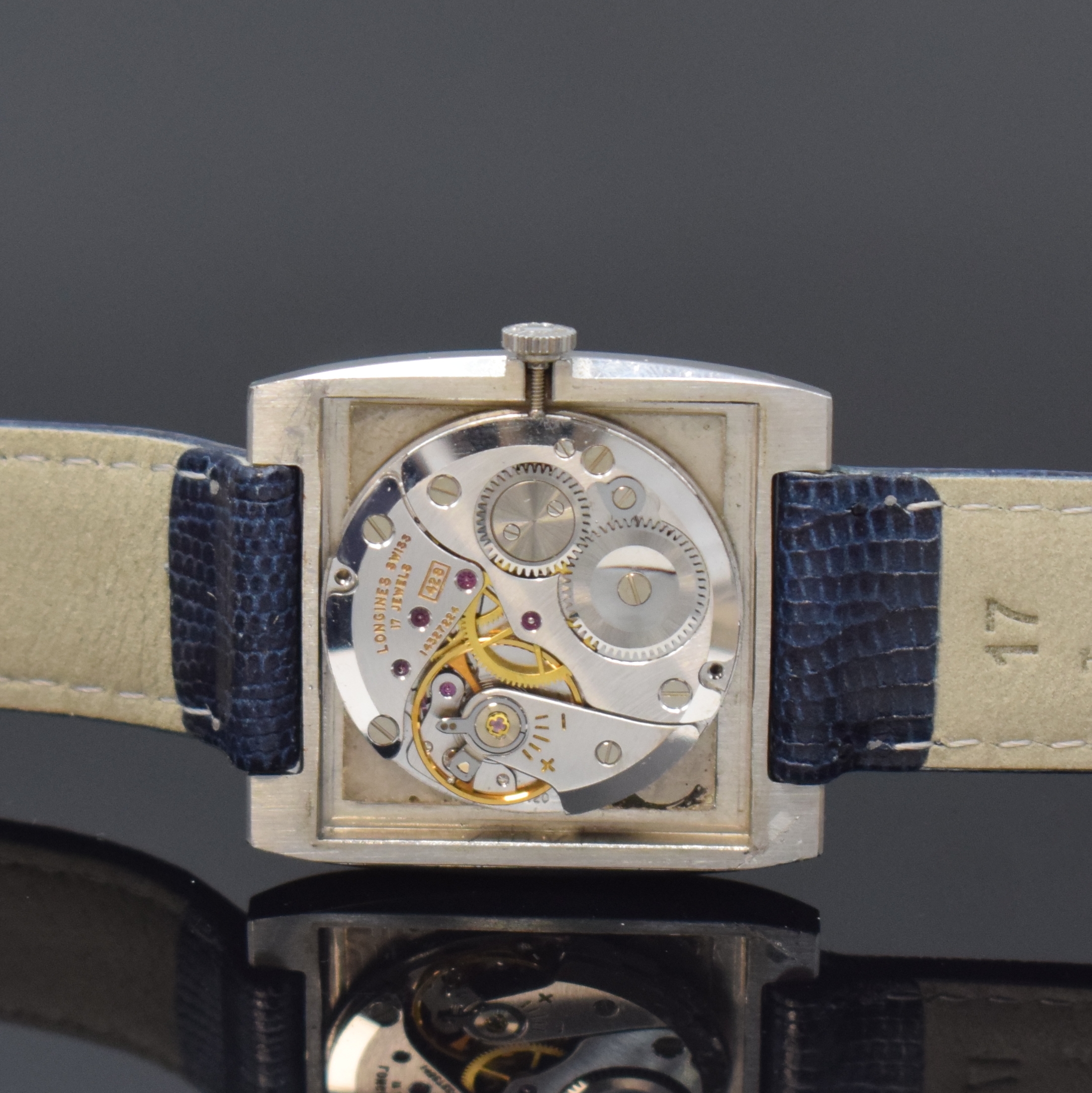 Detail d: LONGINES Armbanduhr Referenz 7686 in Stahl, Schweiz um 1968, Handaufzug, 2-tlg. Geh., Boden aufgedr., orig. Krone, silb. Fadenkreuz-Zifferbl., ...
