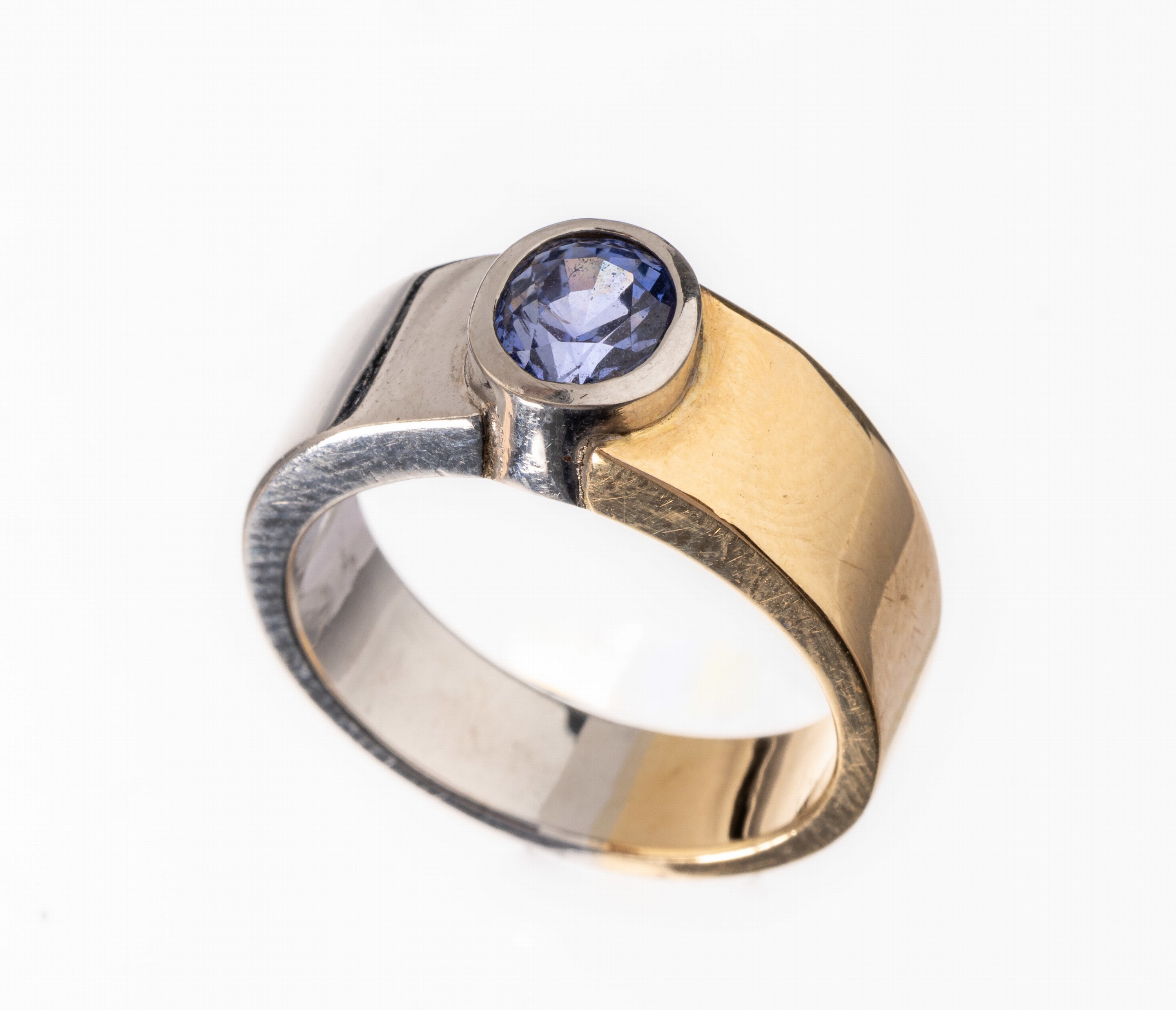 14 kt Gold Saphir-Ring, WG/GG 585/000, rundfacett. Saphir ca. 1.46 ct (grav.), RW 55,ca. 10 g