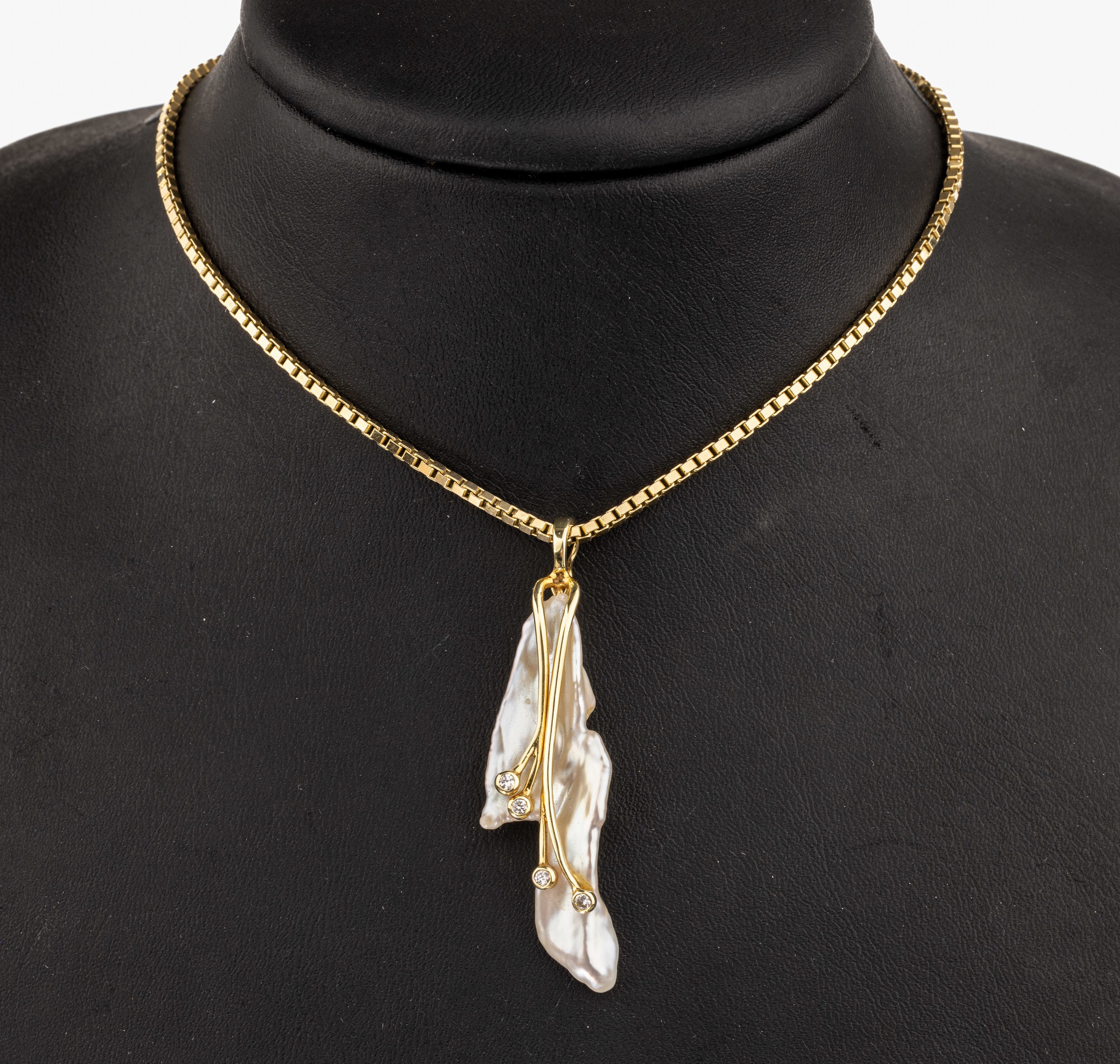 14 kt Gold Zuchtperl-Diamant-Clipanhänger, GG 585/000, weiße barocke Zuchtperle, mit aufgelegten Golddrähten bes. mit 4 kleinen Diamanten, L. ca. ...