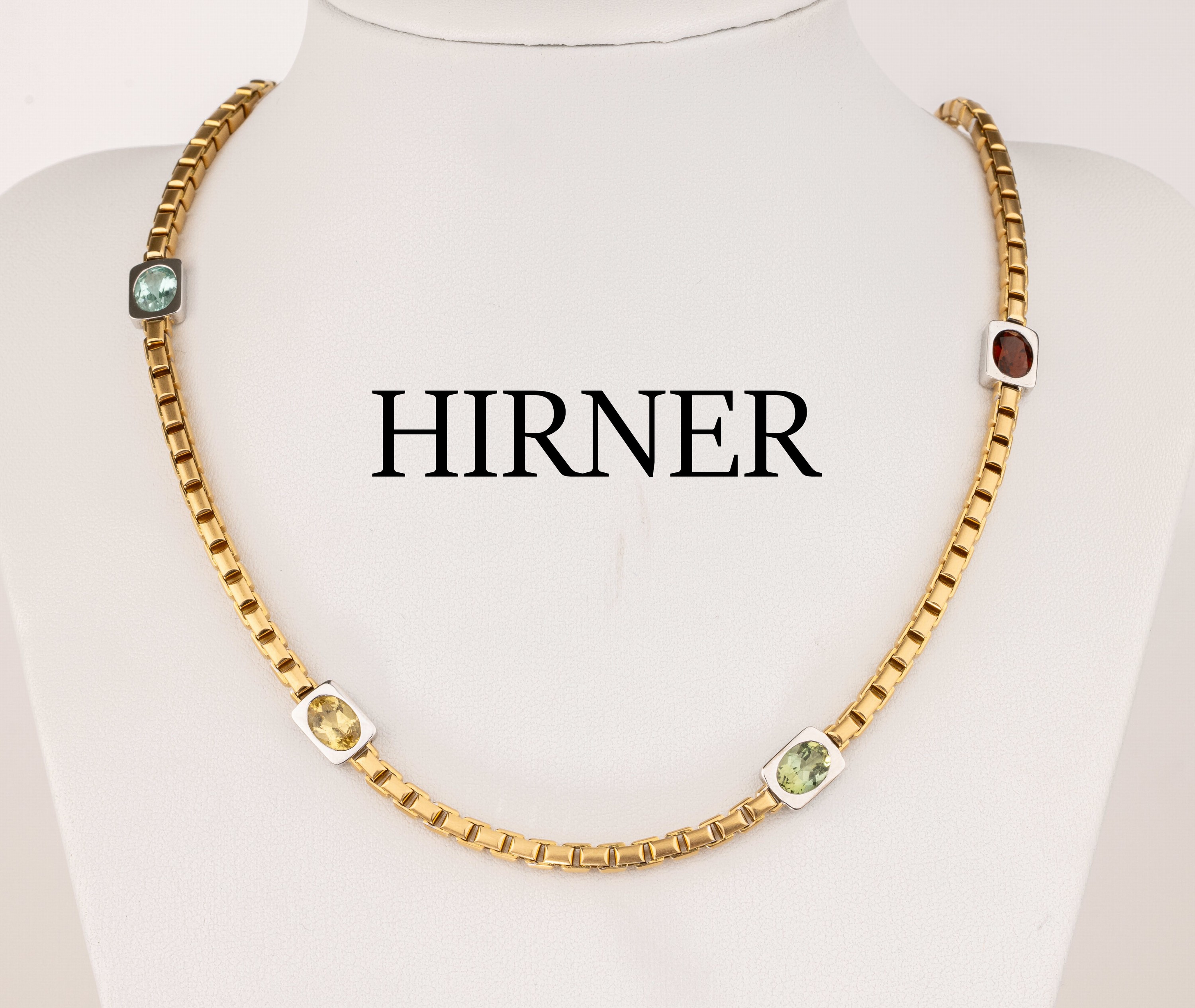 18 kt Gold Turmalin-Saphir-Collier, GG/WG 750/000, feine strukt. Venezianercollier, Zwischenglieder aus WG besetzt mit bunt facett. Turmaline und ...
