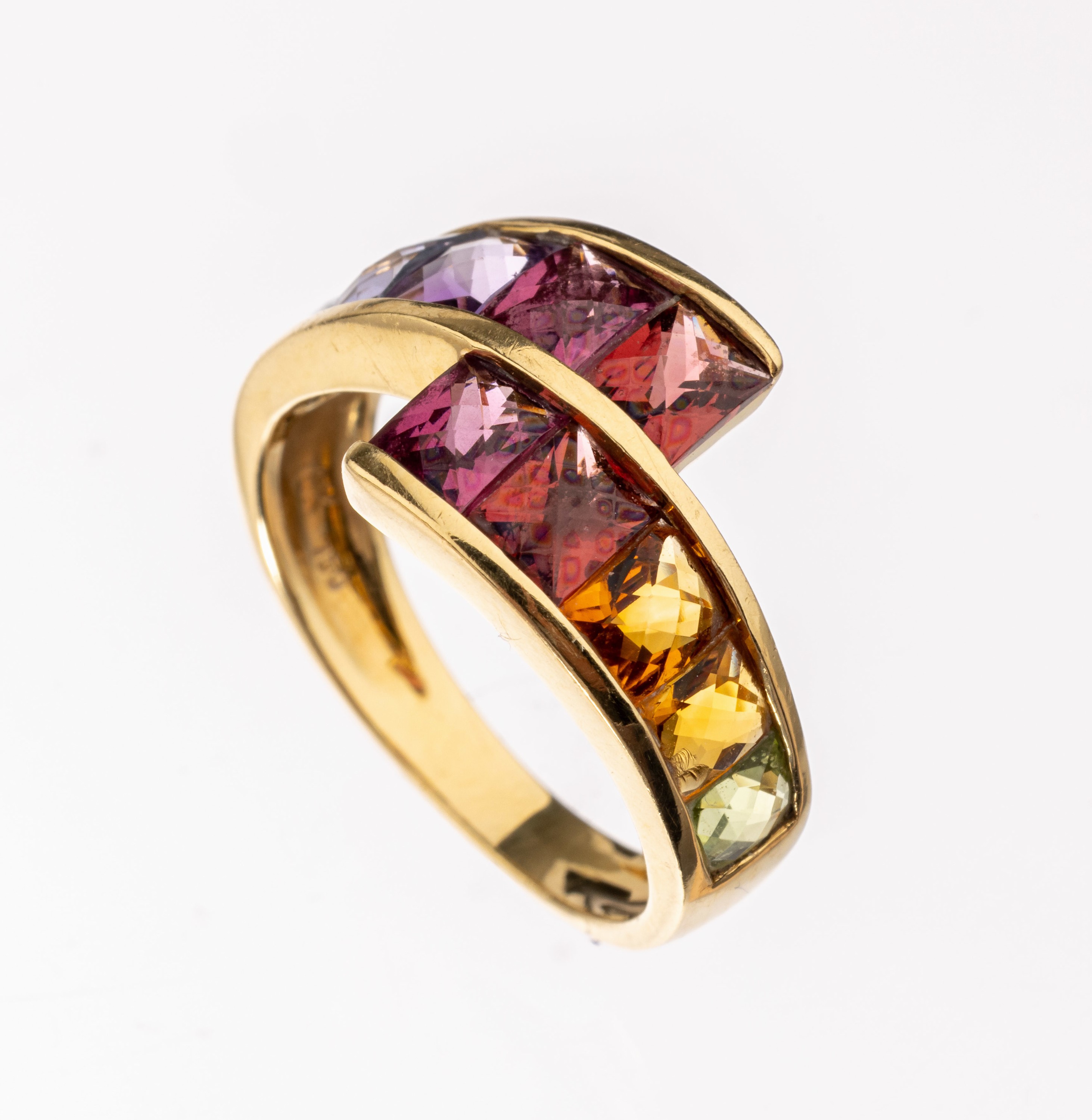 18 kt Gold Farbstein-Ring, GG 750/000, asymm. Ringkopf, facett. Farbsteine zus. ca. u. a. Peridot, Citrin, Rhodolith, Amethyst, Iolith, Blautopas ...