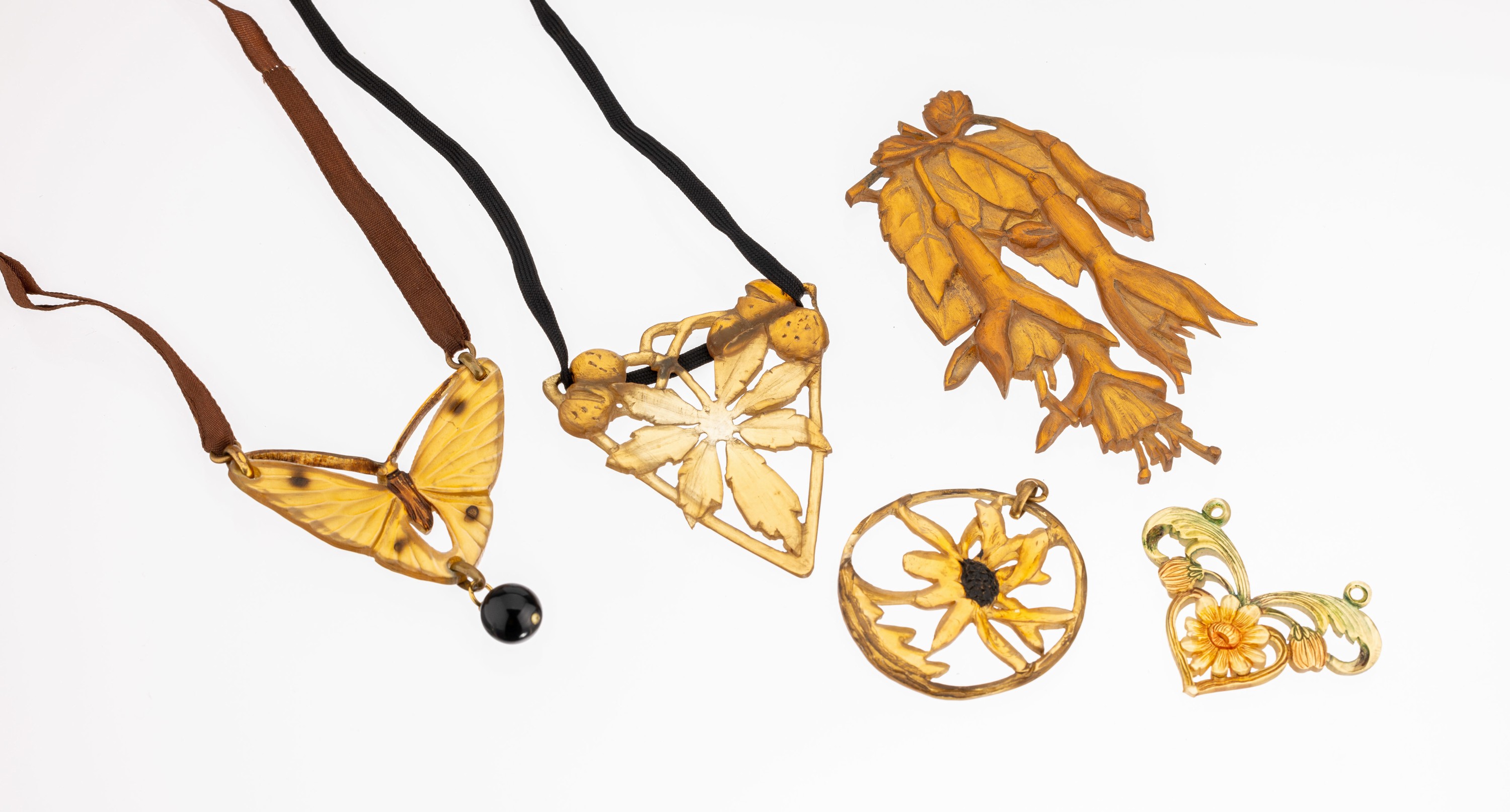 Konvolut 5 Anhänger in der Art von GIP, Frankreich/Paris um 1900, blondes Horn, geschnitten und z.T. staffiert, 1 x Schmetterling, B ca. 6 cm; 1 x ...