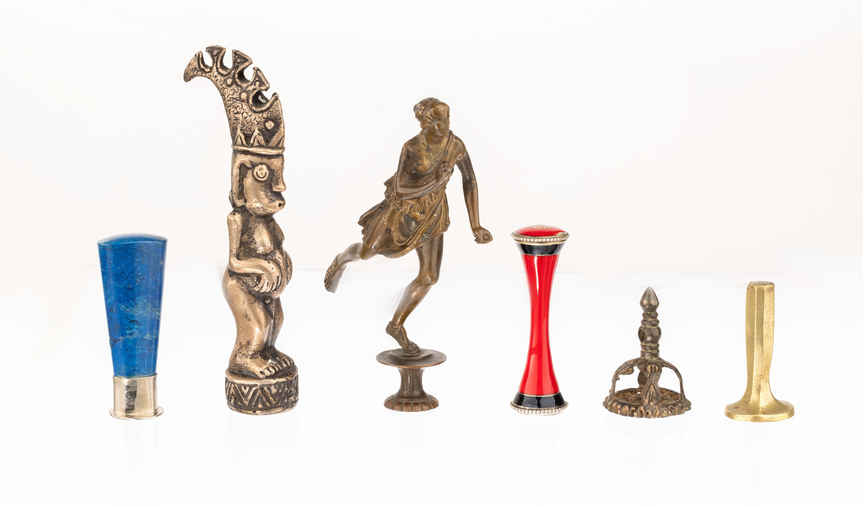 Konvolut 24 Petschaften und 3 Siegel 1890-1930, Silber, Metall, Achat, Bronze, Holz, Perlmutt, Lapislazuli, dazu Brieföffner und Papiermesser, ...