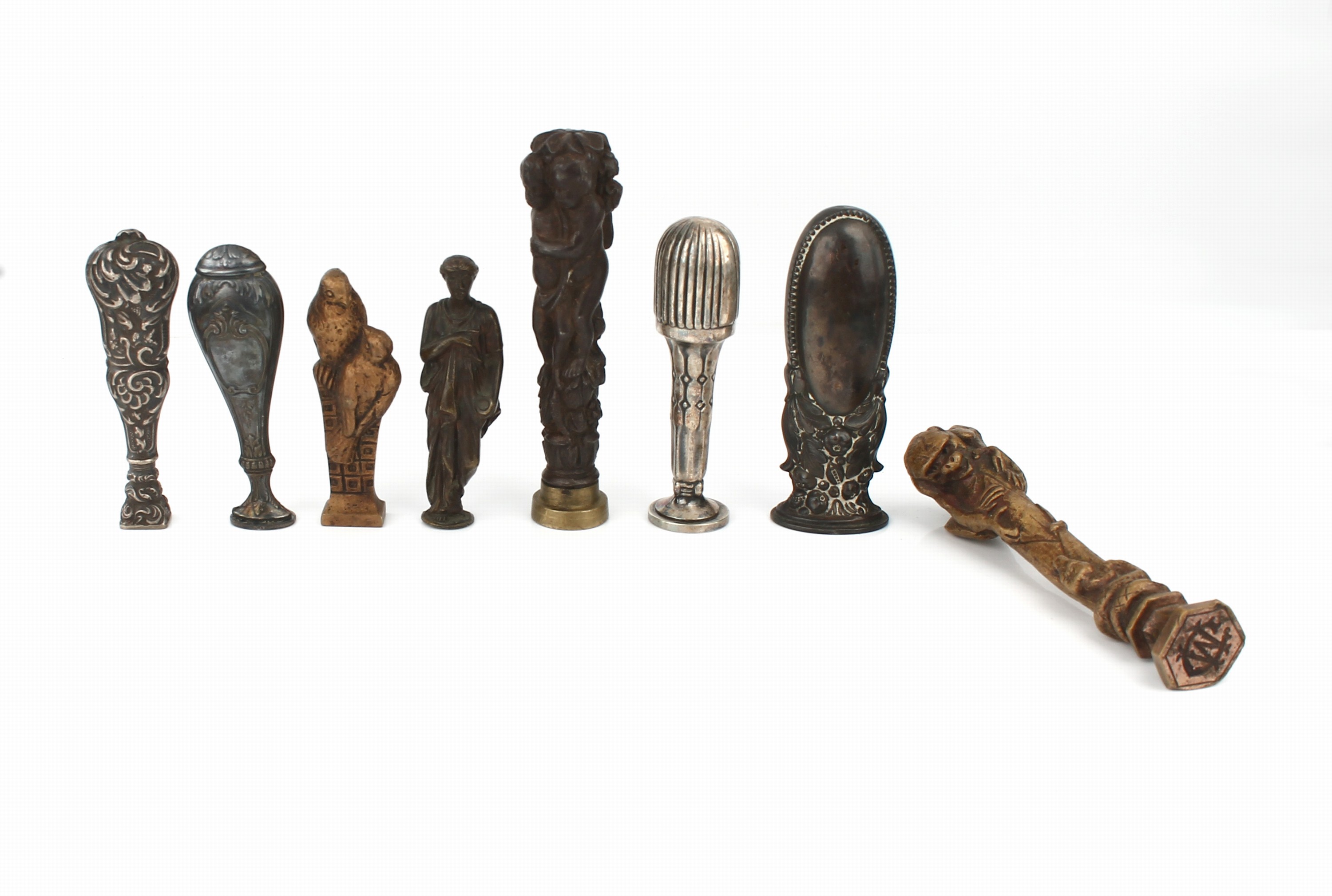Detail b: Konvolut 24 Petschaften und 3 Siegel 1890-1930, Silber, Metall, Achat, Bronze, Holz, Perlmutt, Lapislazuli, dazu Brieföffner und Papiermesser, ...