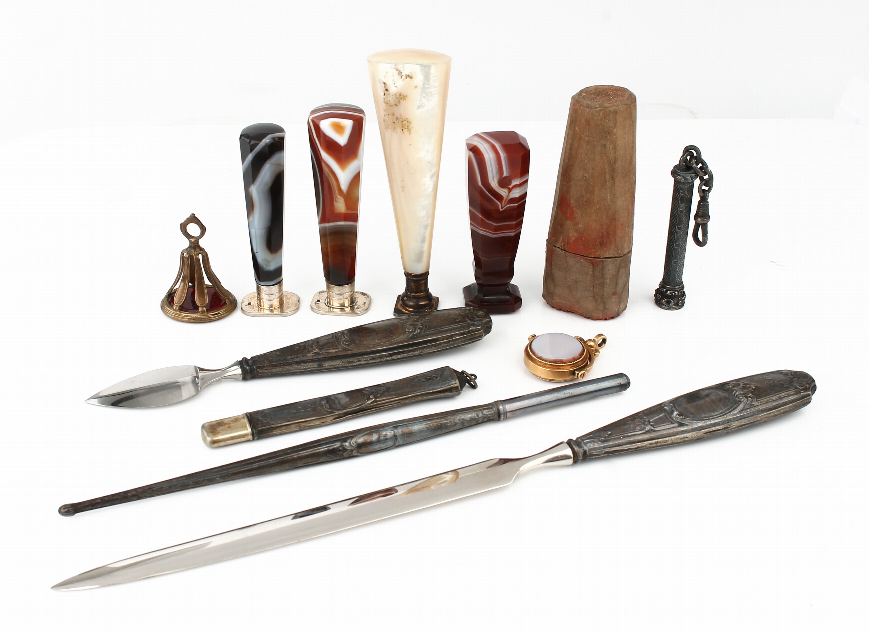 Detail c: Konvolut 24 Petschaften und 3 Siegel 1890-1930, Silber, Metall, Achat, Bronze, Holz, Perlmutt, Lapislazuli, dazu Brieföffner und Papiermesser, ...