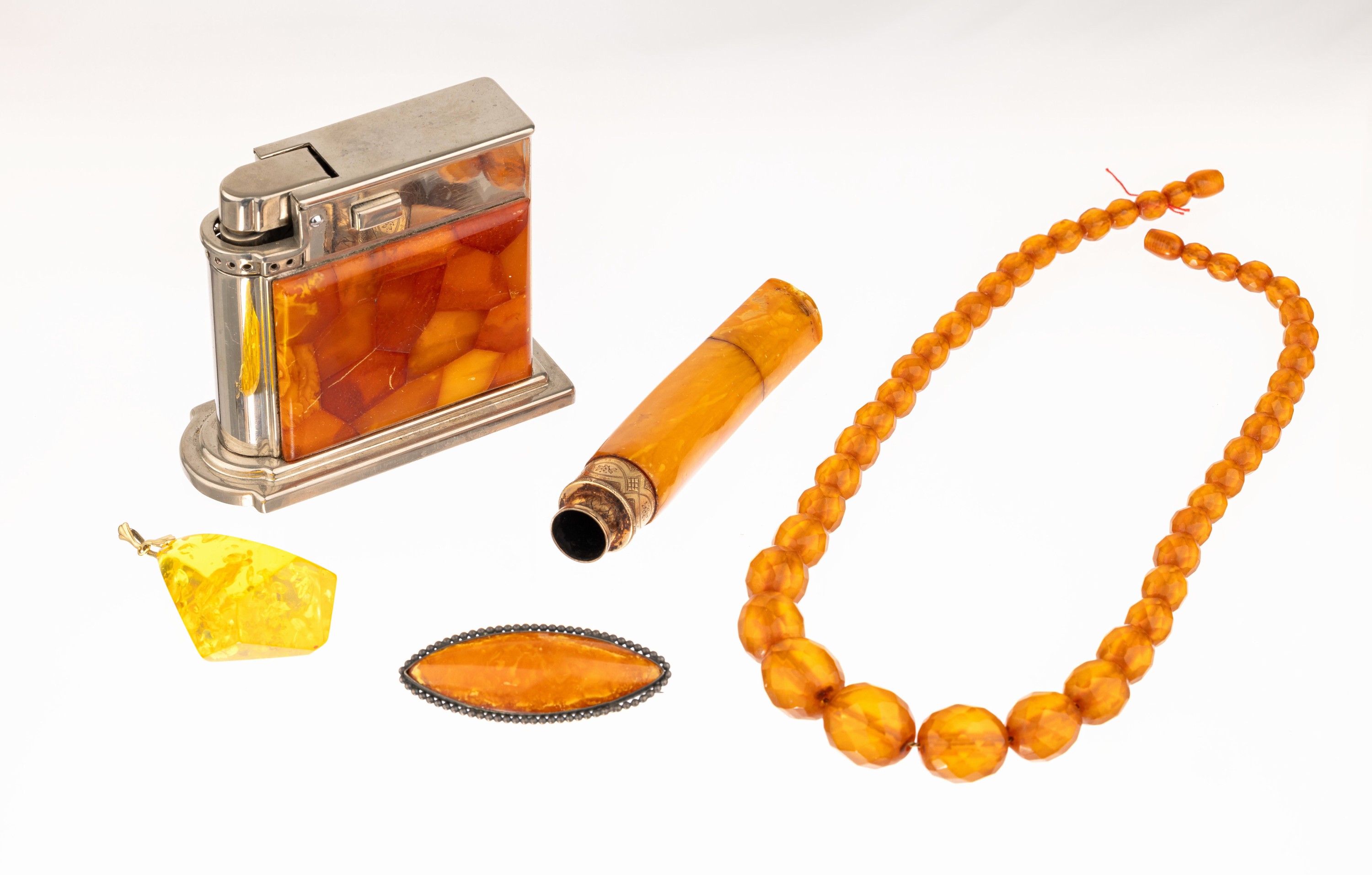 Konvolut Bernsteinschmuck aus Sammlungsauflösung, ca. 30 Teile, Colliers,Broschen, Anhänger, 1 Feuerzeug, 1 Zigarrenspitze, reichhaltig, ...