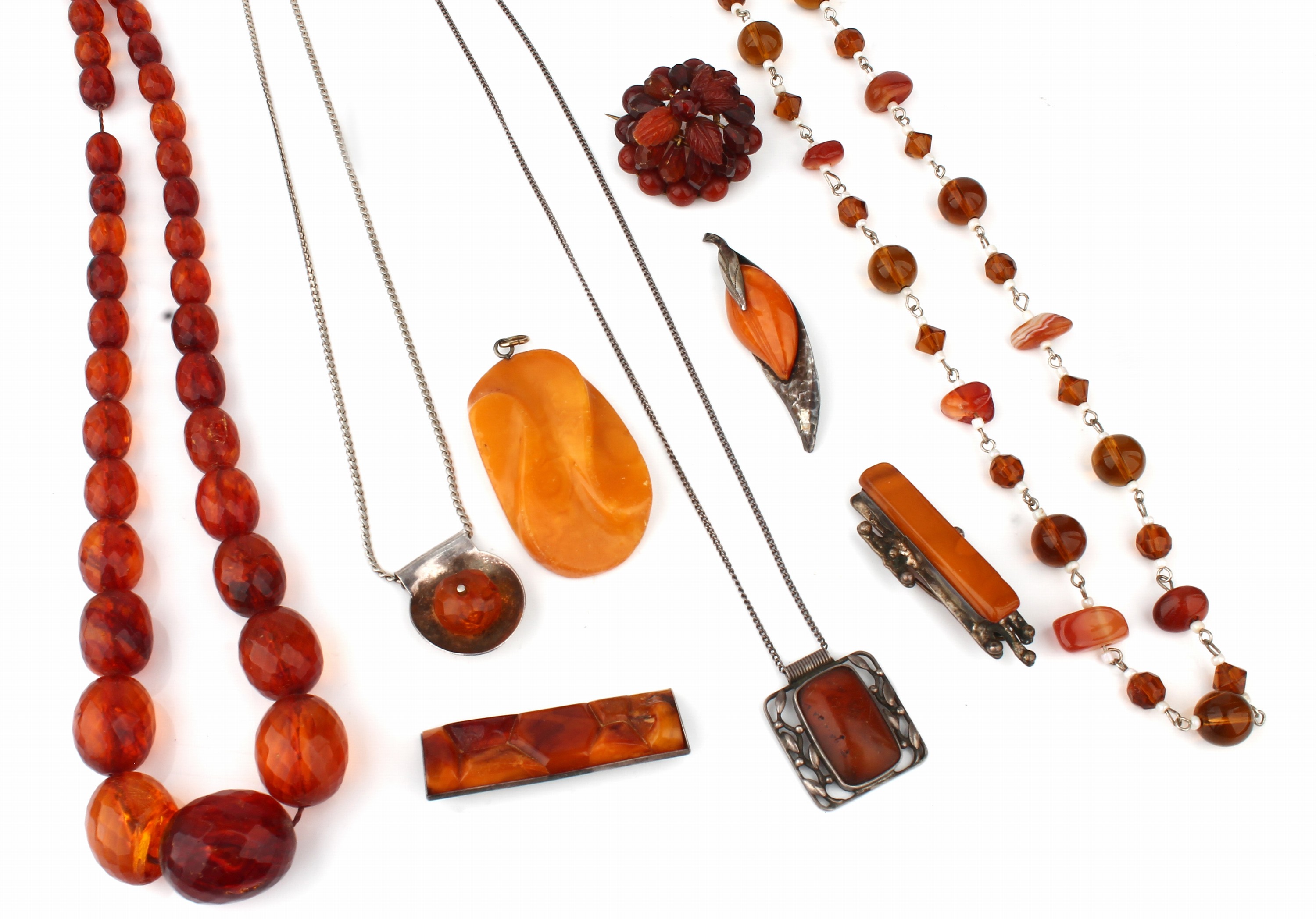 Detail a: Konvolut Bernsteinschmuck aus Sammlungsauflösung, ca. 30 Teile, Colliers,Broschen, Anhänger, 1 Feuerzeug, 1 Zigarrenspitze, reichhaltig, ...
