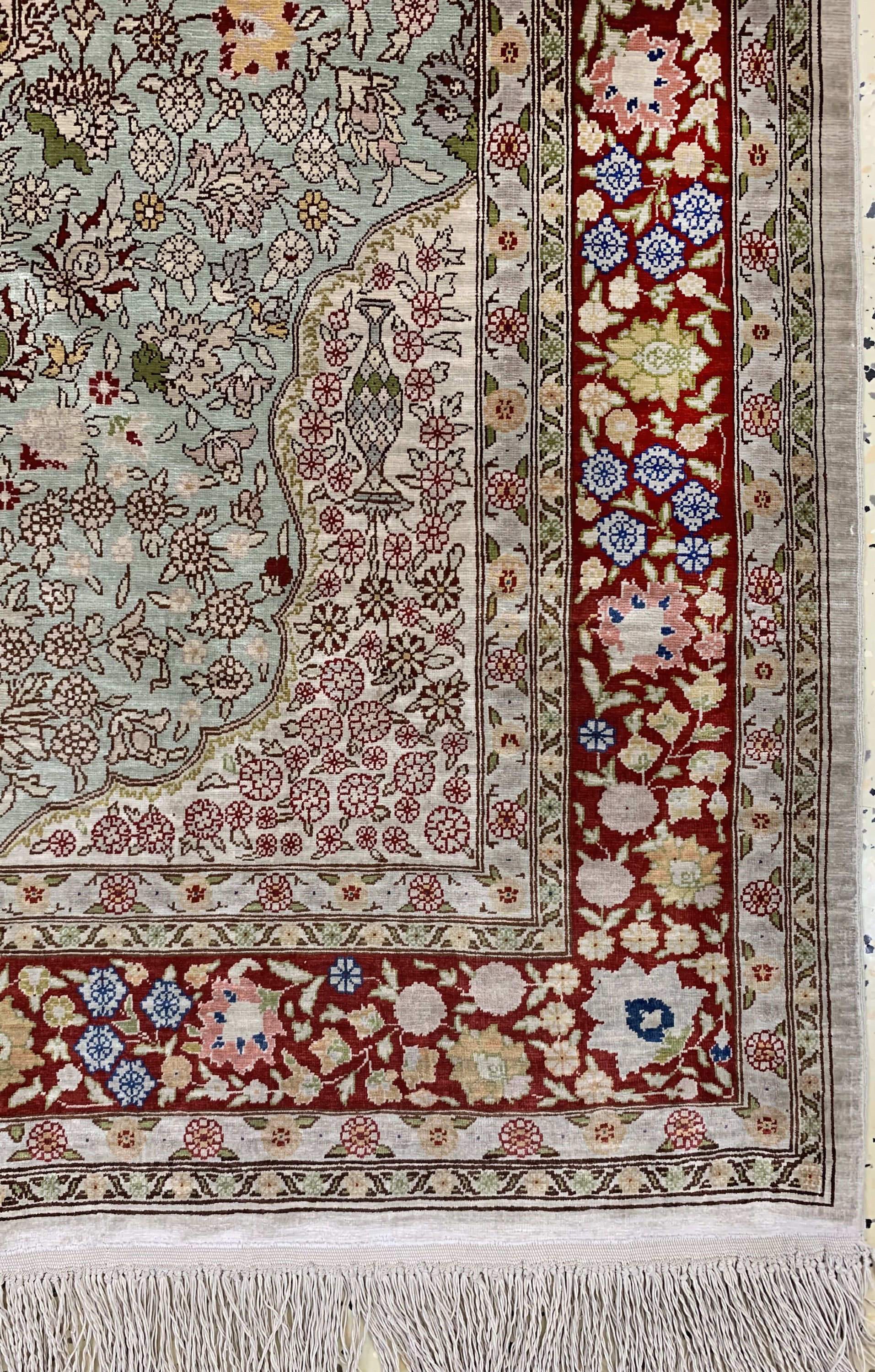 Detail a: Hereke Seide, Türkei, ca. 50 Jahre, reine Naturseide, ca. 130 x 82 cm, EHZ: 2, Fransen beschädigt