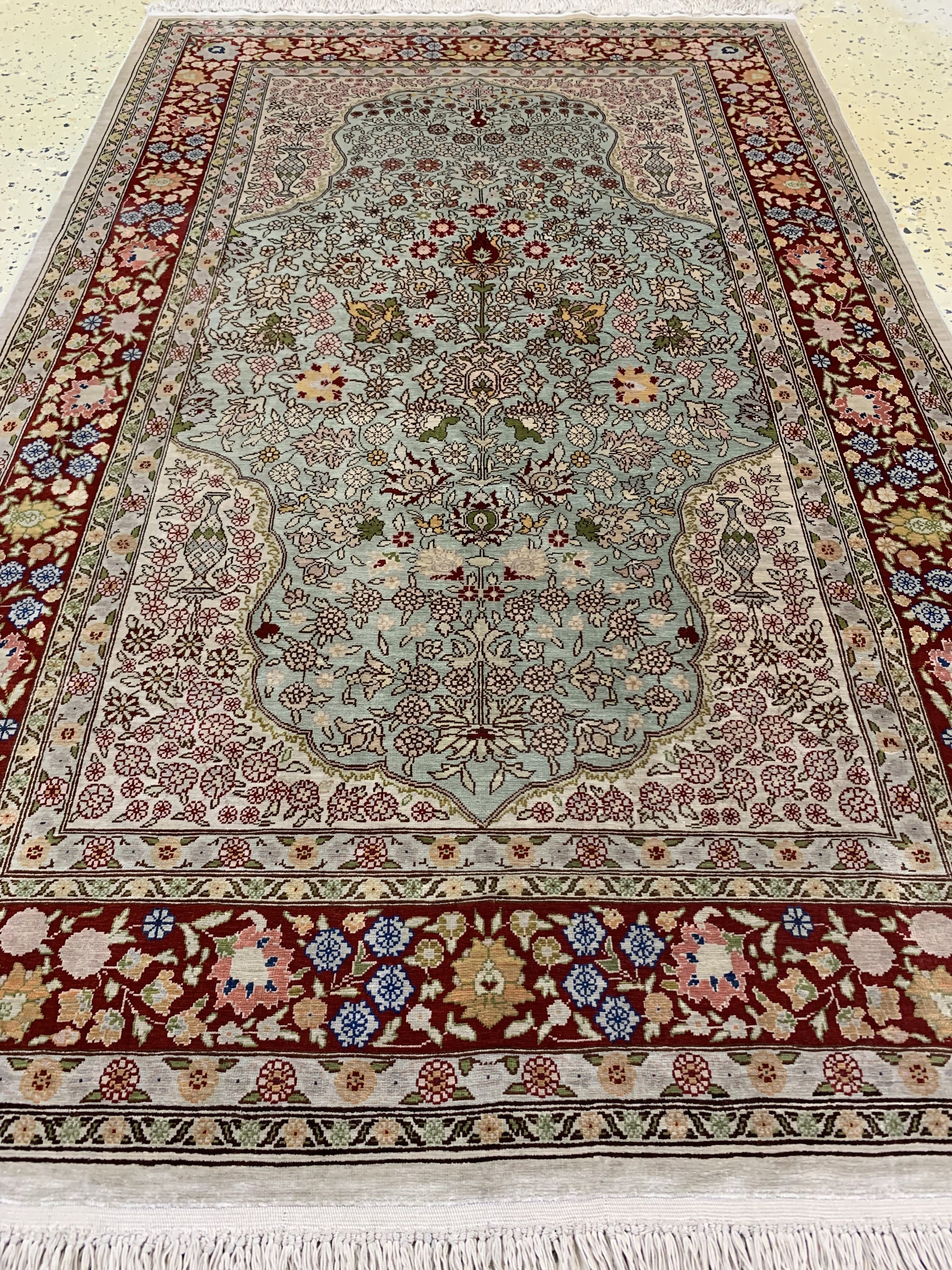 Detail b: Hereke Seide, Türkei, ca. 50 Jahre, reine Naturseide, ca. 130 x 82 cm, EHZ: 2, Fransen beschädigt
