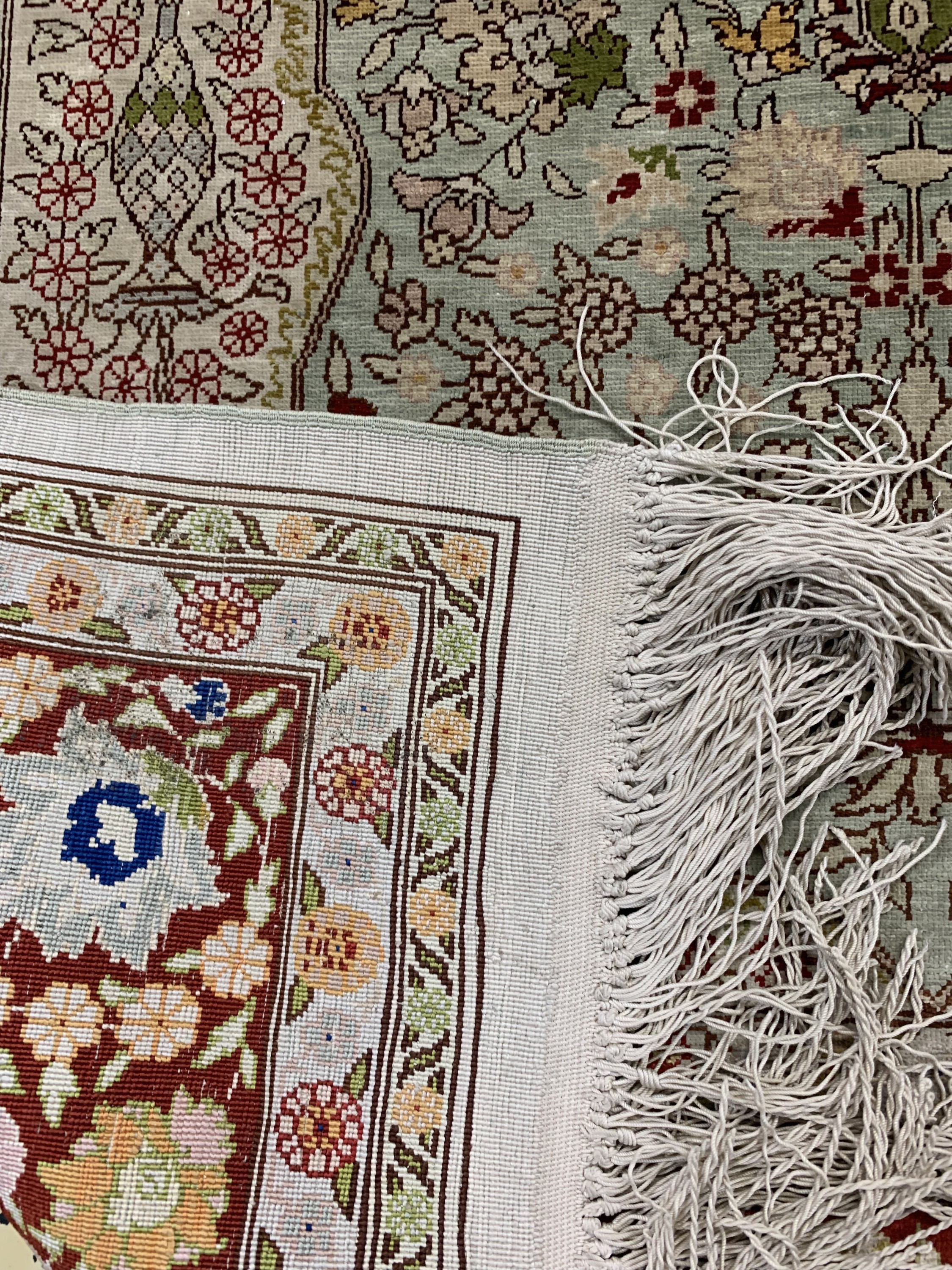 Detail c: Hereke Seide, Türkei, ca. 50 Jahre, reine Naturseide, ca. 130 x 82 cm, EHZ: 2, Fransen beschädigt