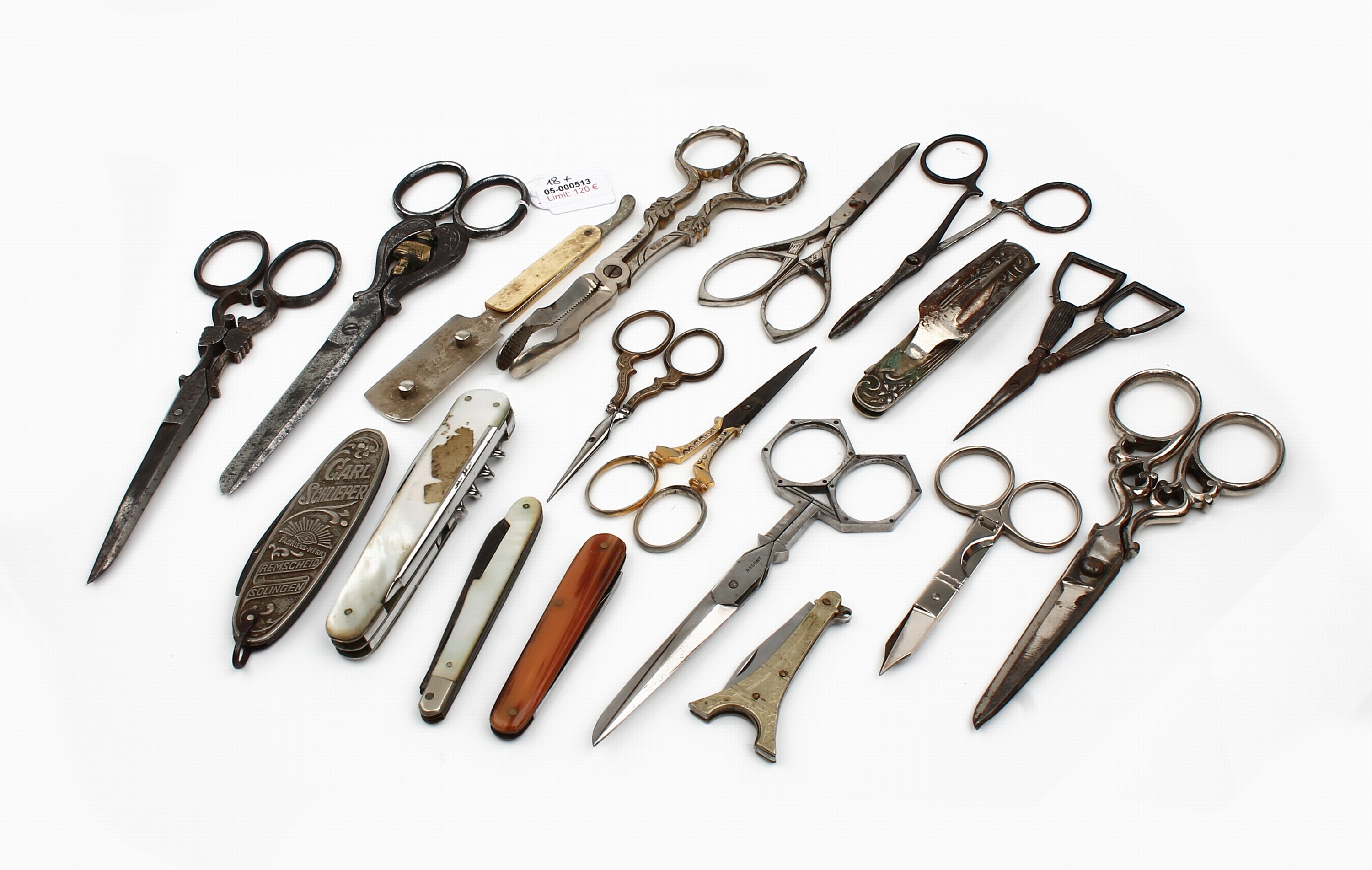 Detail a: Konvolut 11 Scheren und 6 Taschenmesser, 1880-1930, Eisen und Metall, aus Sammlungsauflösung, Lagerspuren, bzw. besch., reichhaltig