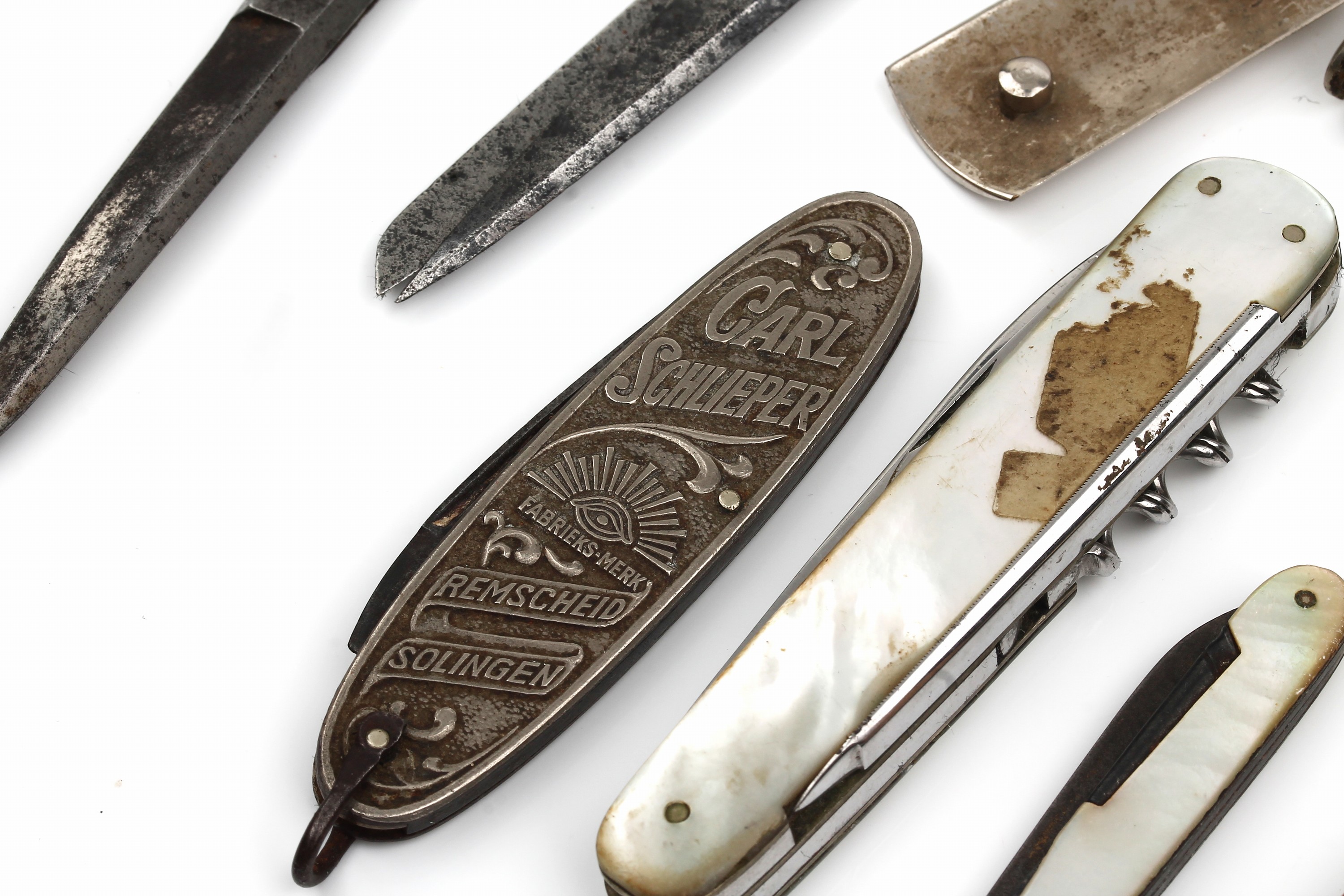 Detail b: Konvolut 11 Scheren und 6 Taschenmesser, 1880-1930, Eisen und Metall, aus Sammlungsauflösung, Lagerspuren, bzw. besch., reichhaltig