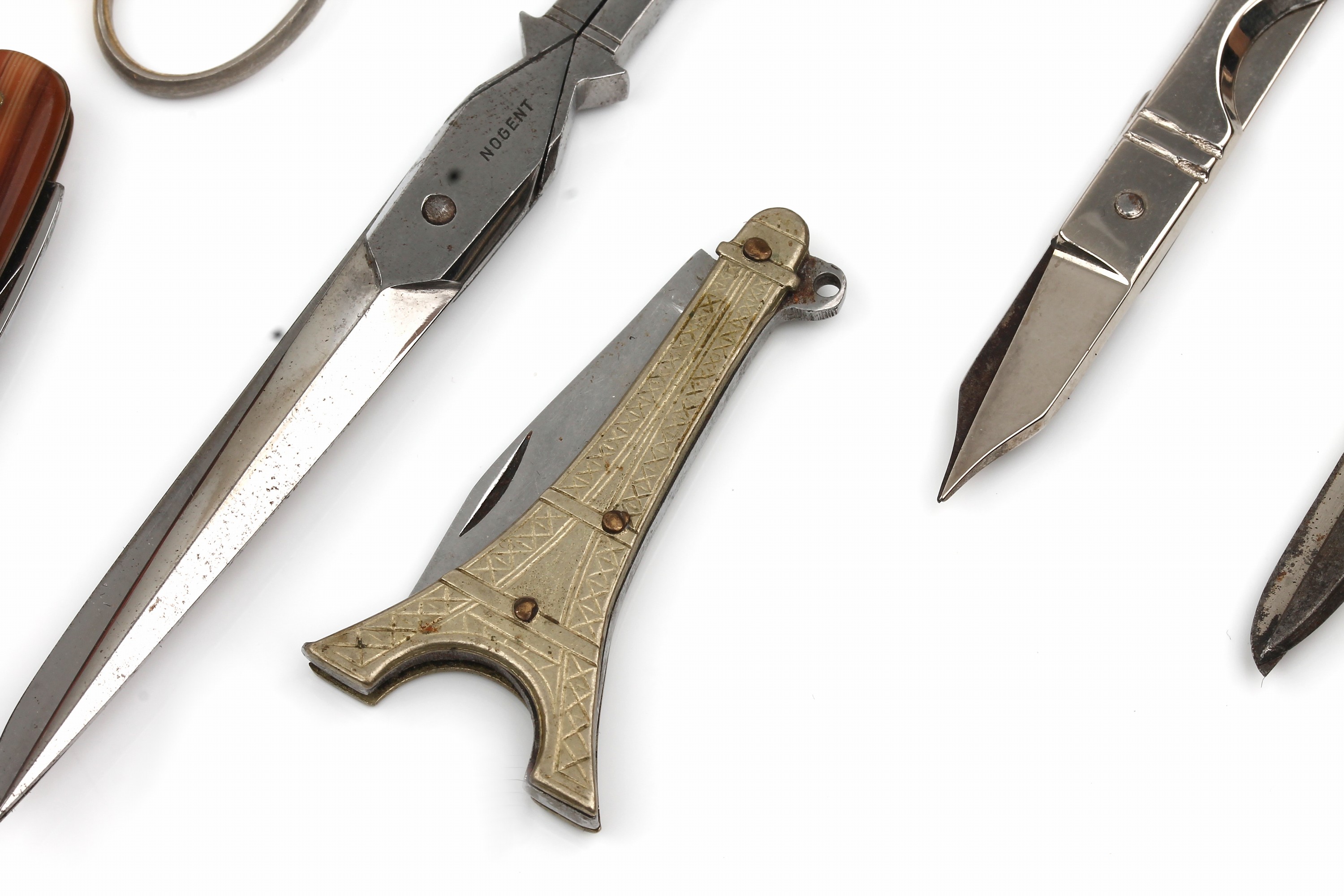 Detail c: Konvolut 11 Scheren und 6 Taschenmesser, 1880-1930, Eisen und Metall, aus Sammlungsauflösung, Lagerspuren, bzw. besch., reichhaltig