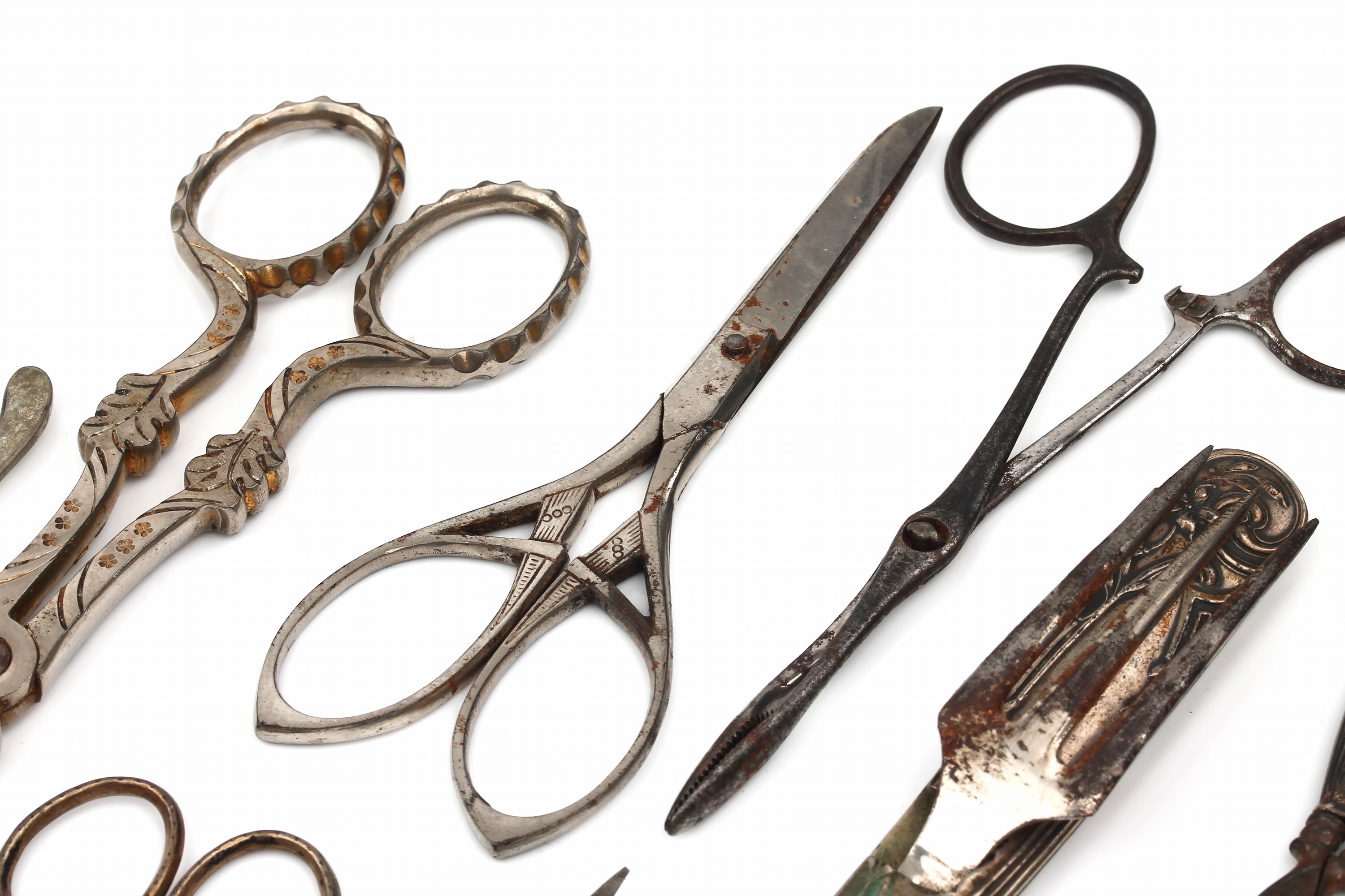 Detail d: Konvolut 11 Scheren und 6 Taschenmesser, 1880-1930, Eisen und Metall, aus Sammlungsauflösung, Lagerspuren, bzw. besch., reichhaltig