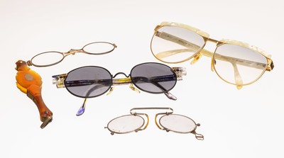 Image 26753516 - Lot approx. 35 eyeglasses/lorgnons, of collection clearance 1830-1950, iron, silver, metal, gold, tortoiseshell, synthetical, predominant orig. lenses, signs of storage respectively flawed, very comprehensive treasure trove