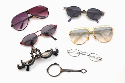 26753516a - Lot approx. 35 eyeglasses/lorgnons, of collection clearance 1830-1950, iron, silver, metal, gold, tortoiseshell, synthetical, predominant orig. lenses, signs of storage respectively flawed, very comprehensive treasure trove
