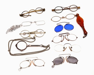 26753516b - Lot approx. 35 eyeglasses/lorgnons, of collection clearance 1830-1950, iron, silver, metal, gold, tortoiseshell, synthetical, predominant orig. lenses, signs of storage respectively flawed, very comprehensive treasure trove