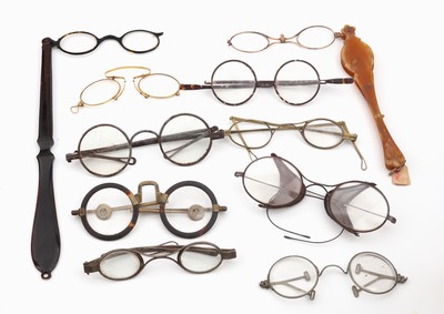 26753516c - Lot approx. 35 eyeglasses/lorgnons, of collection clearance 1830-1950, iron, silver, metal, gold, tortoiseshell, synthetical, predominant orig. lenses, signs of storage respectively flawed, very comprehensive treasure trove