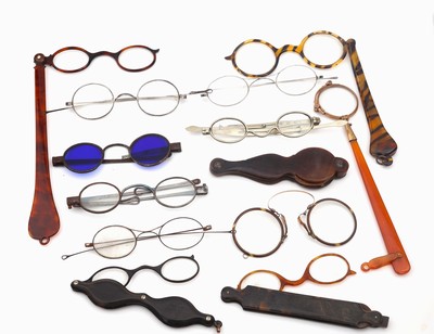 26753516d - Lot approx. 35 eyeglasses/lorgnons, of collection clearance 1830-1950, iron, silver, metal, gold, tortoiseshell, synthetical, predominant orig. lenses, signs of storage respectively flawed, very comprehensive treasure trove