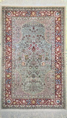 Image 26753544 - Hereke Seide, Turkey, approx. 50 years, pure natural silk, approx. 130 x 82 cm, condition: 2, fringes damaged. Rugs, Carpets & Flatweaves