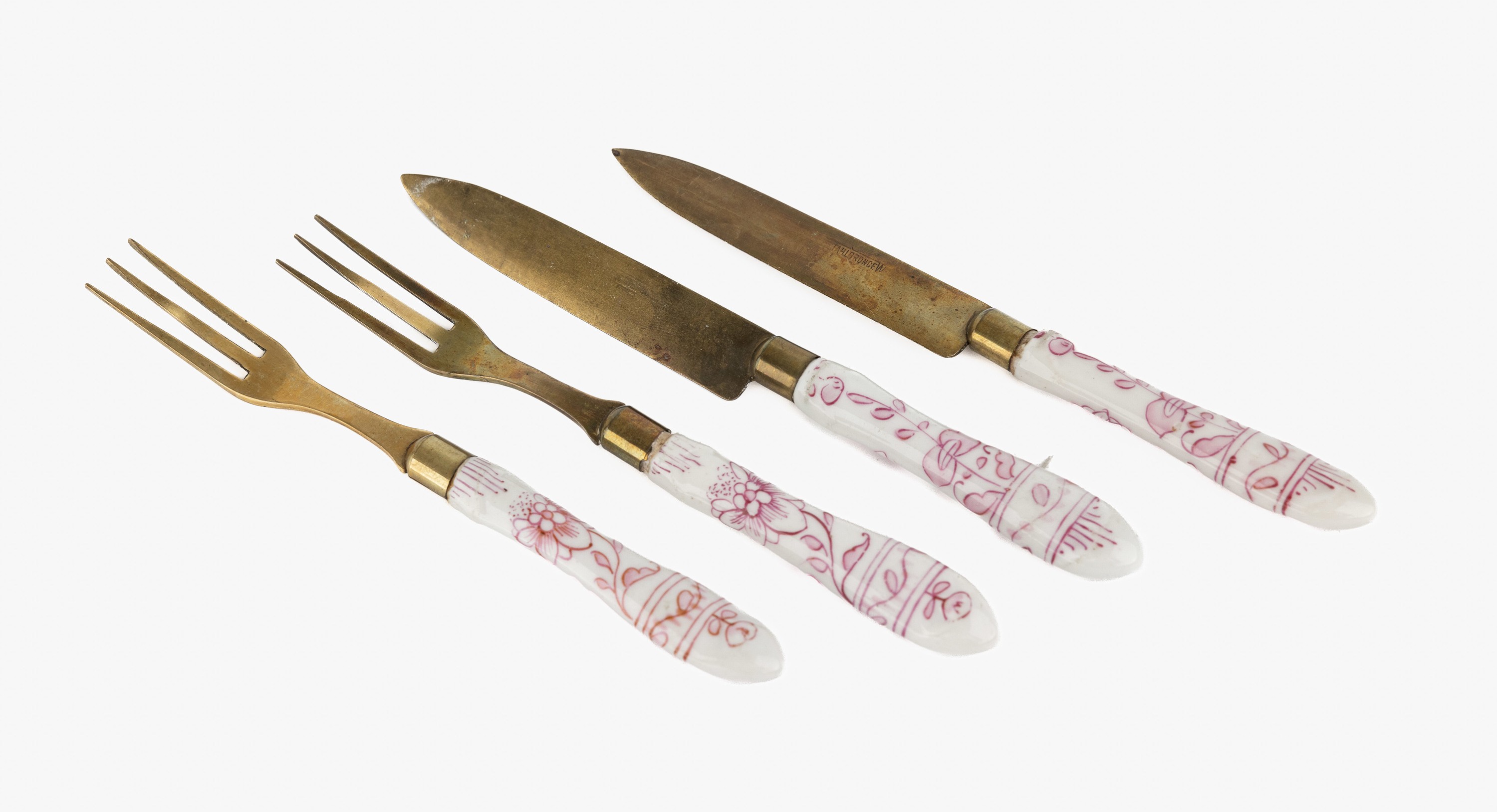 22-tlg. Obstbesteck, 11 Messer und 11 Gabeln, Griffe Porzellan mit rosafarb. floraler Malerei, einige Griffe besch., Gebrauchsteile Metall verg., ...