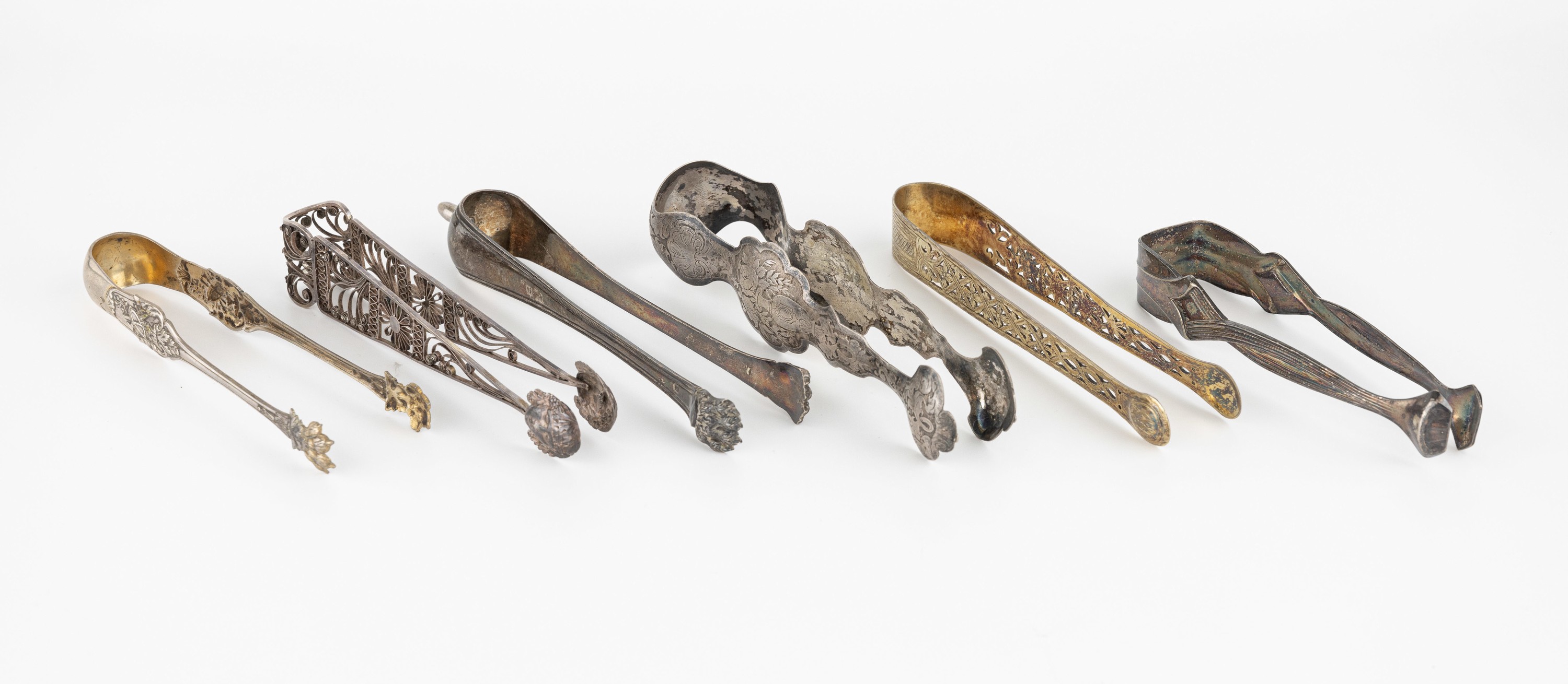 Konvolut 12 Zuckerzangen, Silber und Metallversilbert, 1900-1930, versch. Größen, Formen und Dekore, reichhaltig