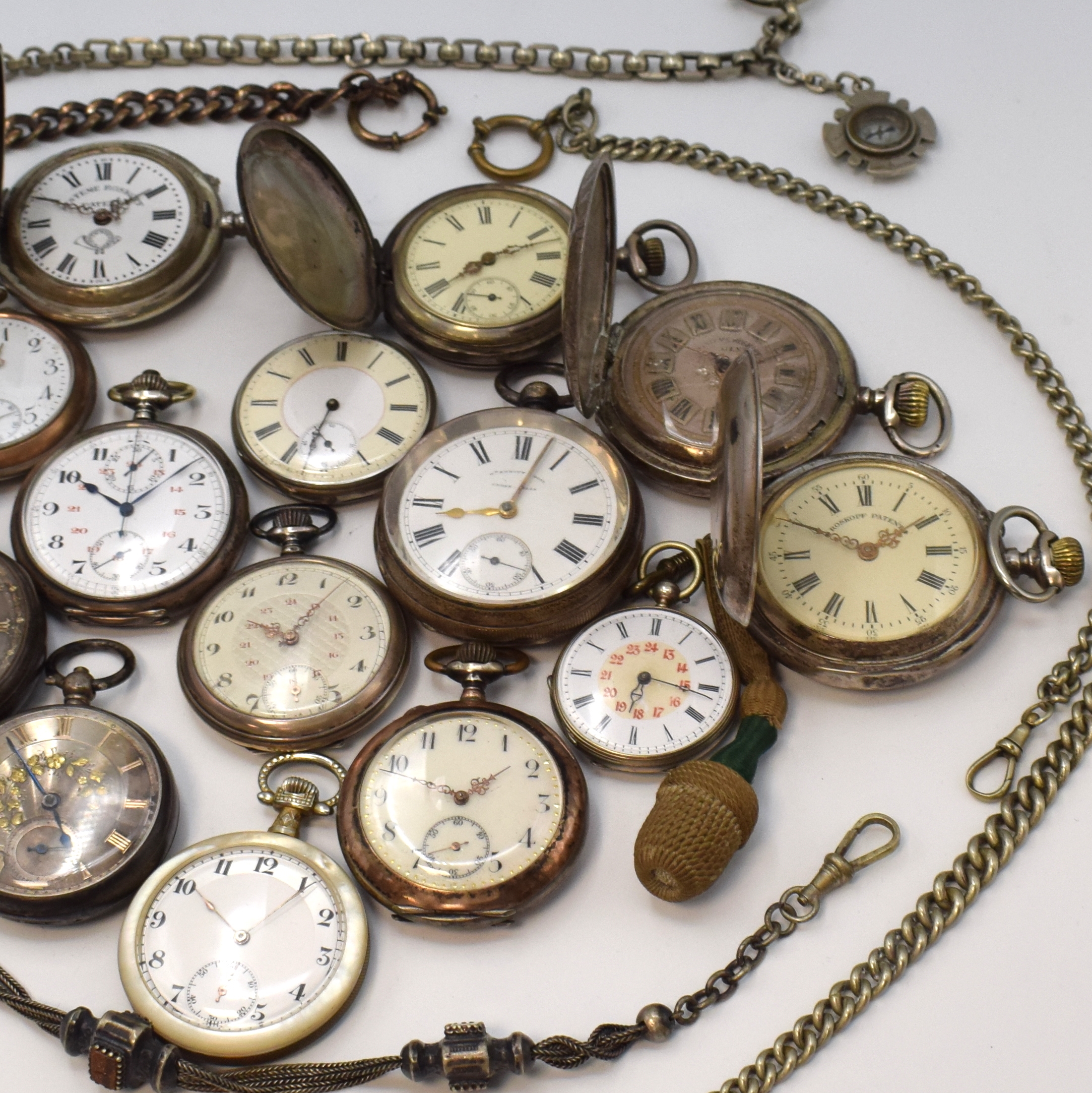 Detail b: 15 Taschenuhren und 5 Ketten, Schweiz/England um 1820-1920, Schlüsselaufzug /Kronenaufzug, 14x Silber, 1x Perlmutt, 4x Savonette, 1x Spindel, 3x ...