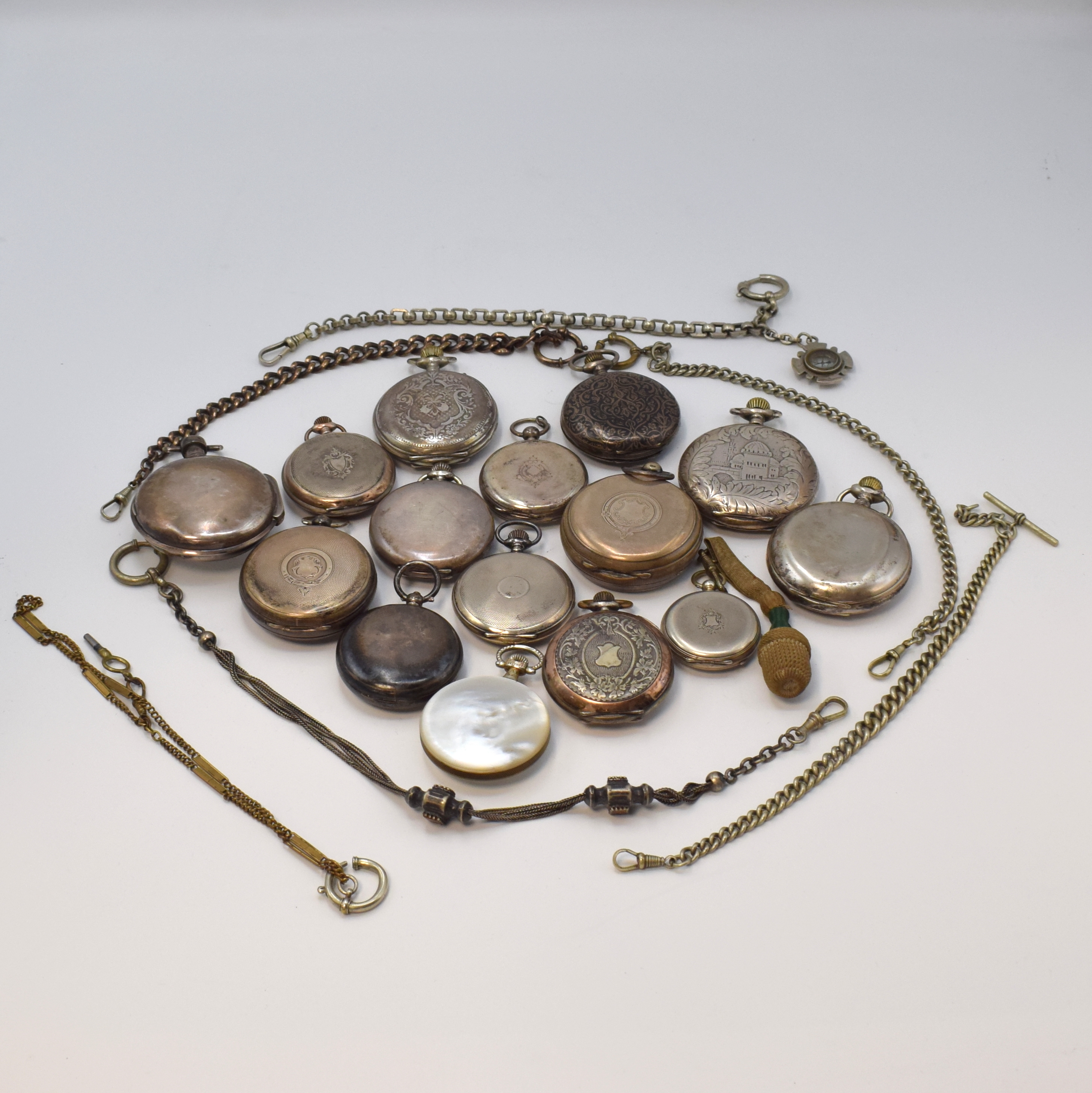 Detail c: 15 Taschenuhren und 5 Ketten, Schweiz/England um 1820-1920, Schlüsselaufzug /Kronenaufzug, 14x Silber, 1x Perlmutt, 4x Savonette, 1x Spindel, 3x ...
