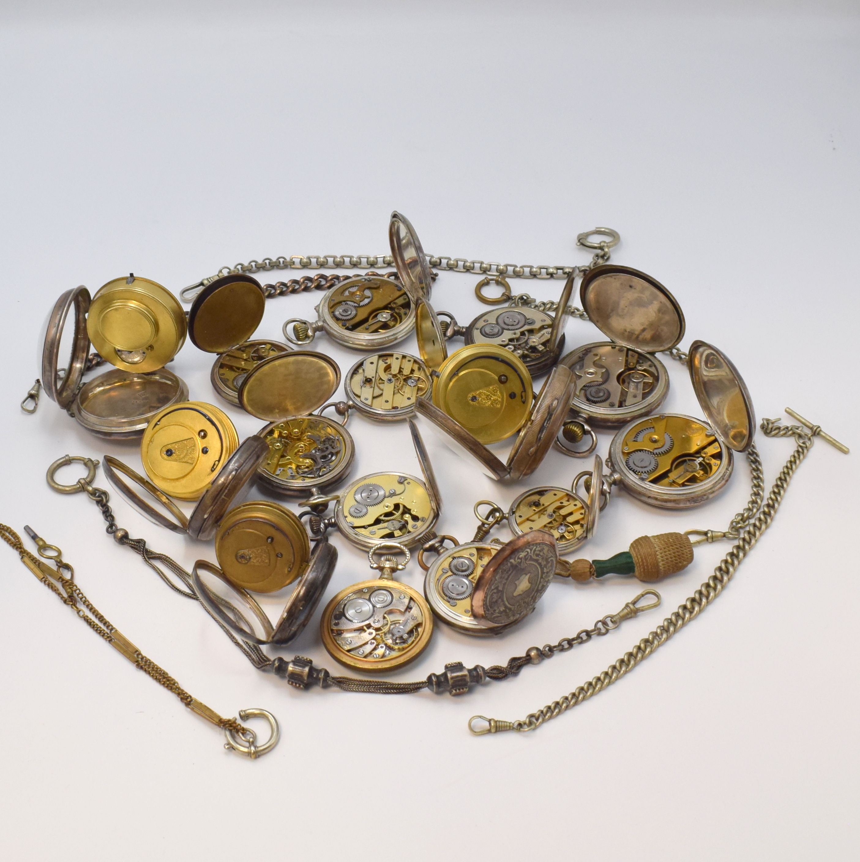 Detail d: 15 Taschenuhren und 5 Ketten, Schweiz/England um 1820-1920, Schlüsselaufzug /Kronenaufzug, 14x Silber, 1x Perlmutt, 4x Savonette, 1x Spindel, 3x ...