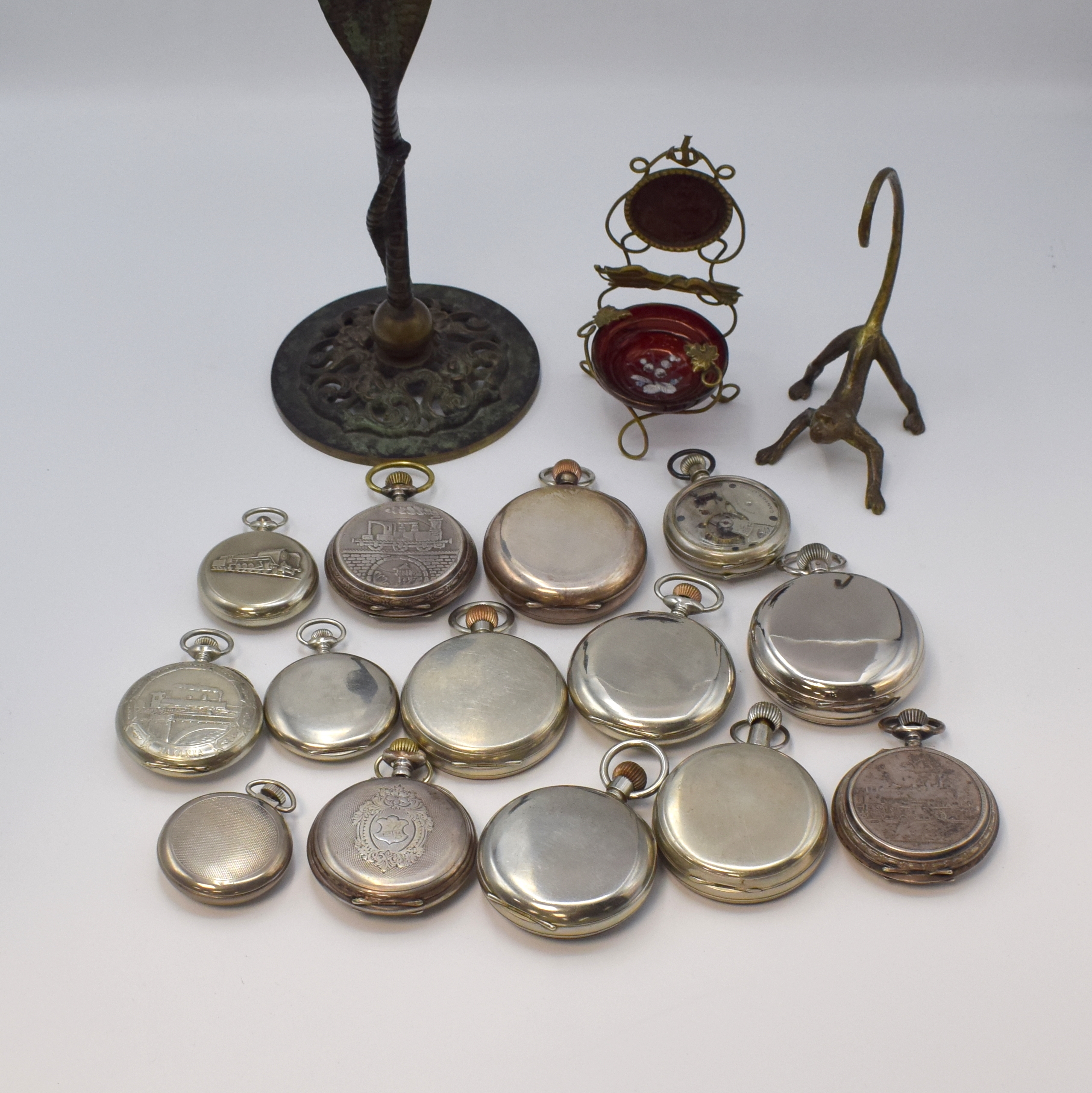 Detail c: 14 Taschenuhren und 3 Taschenuhrständer, Schweiz/USA/Russland um 1880-1980, Kronenaufzug, 4x Silber, 2 große 8 Tage, 1x Vollkalender m. Mondphase, ...