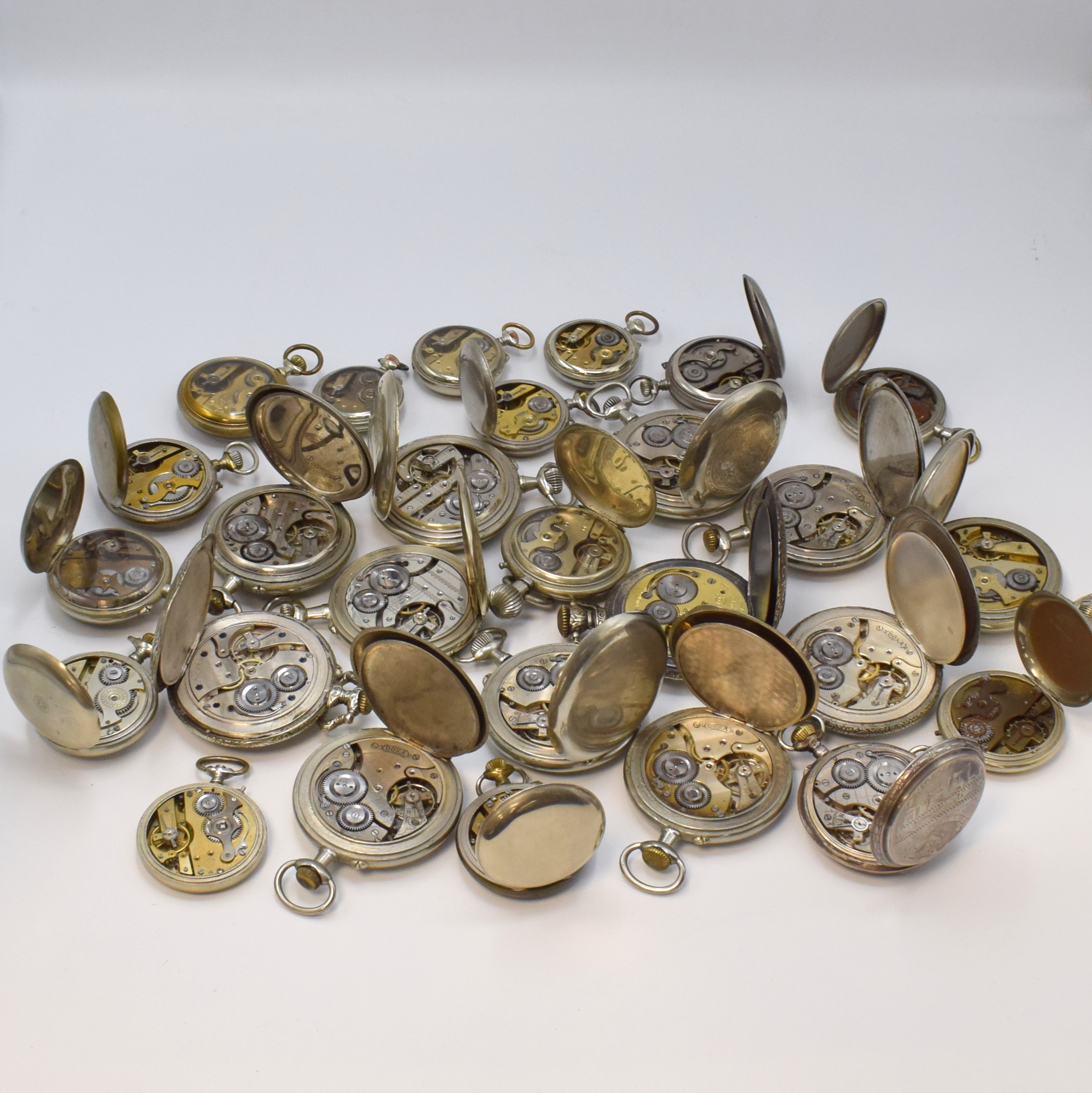 Detail d: 9 DOXA und 18 weitere Taschenuhren, Schweiz um 1890-1920, Kronenaufzug, 15x Rosskopf, 6x Eisenbahnmotiv, 3x Jägermotiv, 1x Bobfahrer- motiv, 8x ...