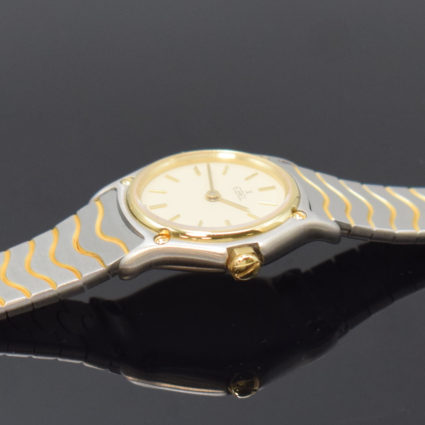 Detail c: EBEL Classic Wave Damenarmbanduhr in Stahl/ Gold Referenz 166901, Schweiz um 1990, quarz, über Lünette 5-fach verschr., Wellengliederband, ...