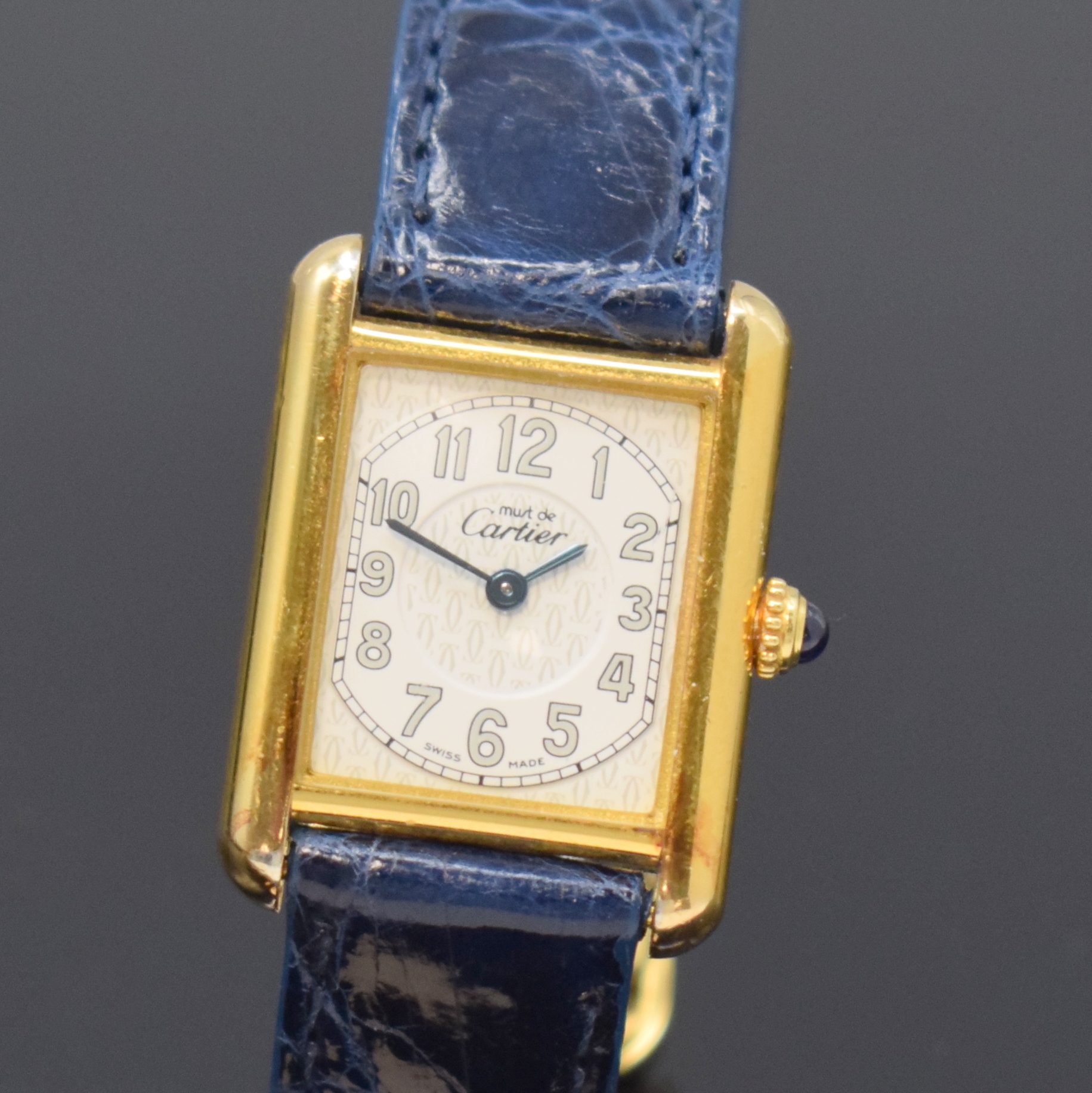 Detail a: CARTIER Tank Armbanduhr Referenz 2415, Schweiz um 2000, quarz, verg. Silbergeh., Boden 8-fach verschr., Schmuckkrone, neutr. Lederband m. orig. verg. ...