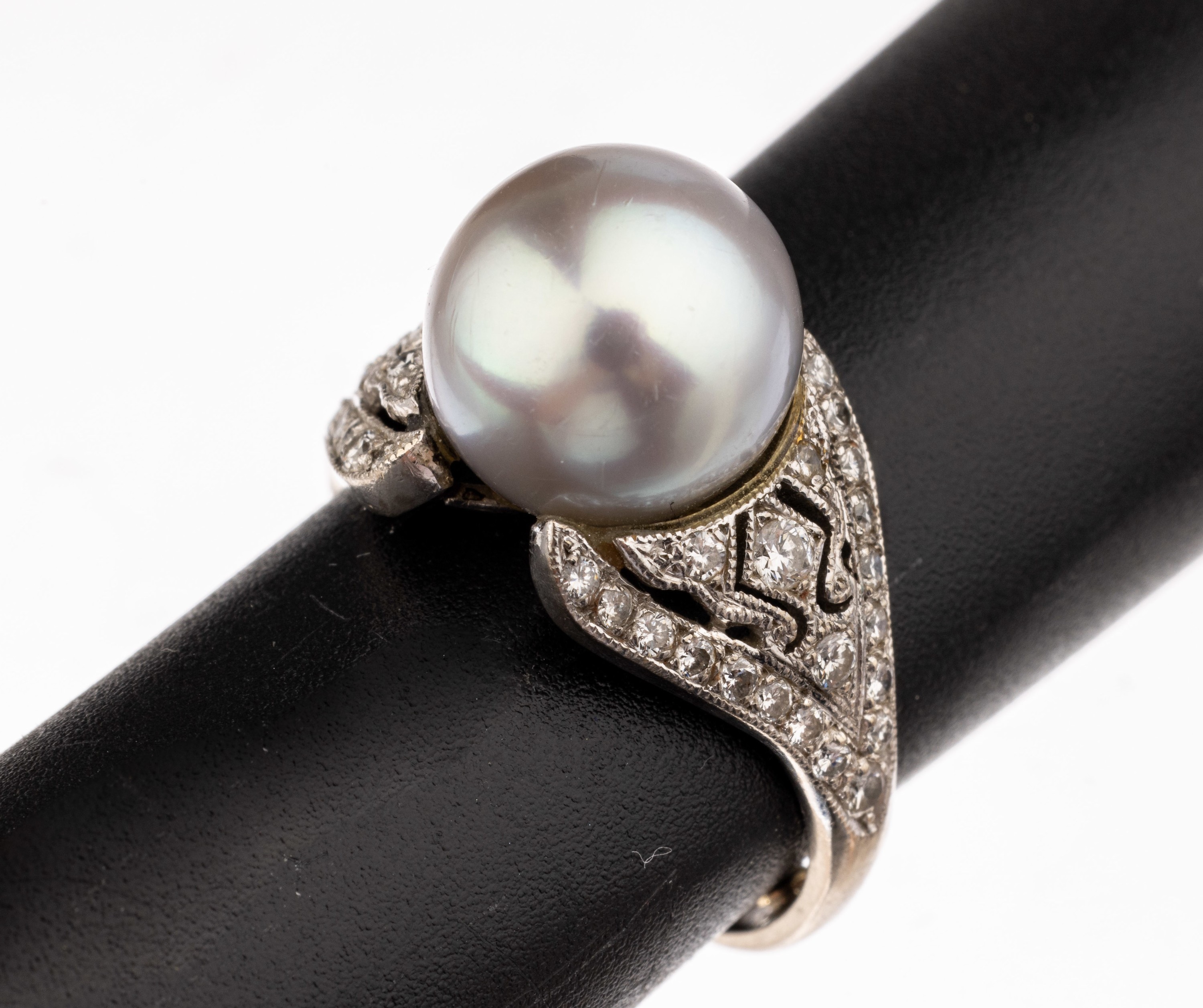 14 kt Gold Perl-Brillant-Ring, WG 585/000, silbergraue Zuchtperle D. ca. 10.7 mm, Brillanten zus. ca. 0.30 ct Weiß/si, ca. 5.2 g, RW 52.5