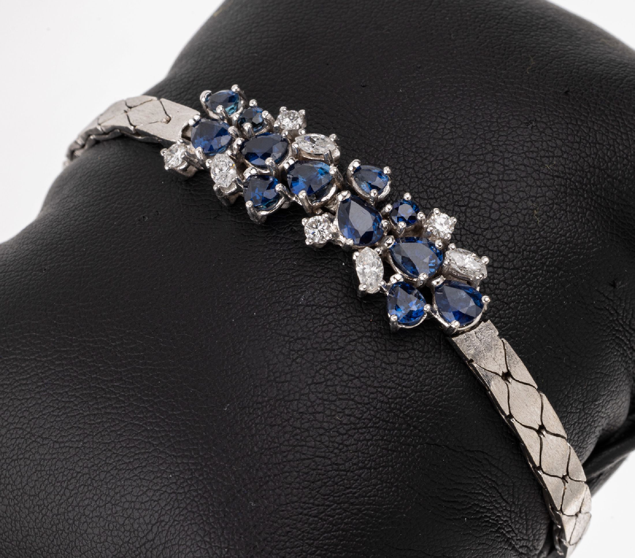 14 kt Gold Saphir-Brillant-Armband, WG 585/000, 12 Saphire in versch. Schliffformen zus. ca. 3.0 ct, 4 Diamant-Navettes und 4 Brillanten zus. ca. ...