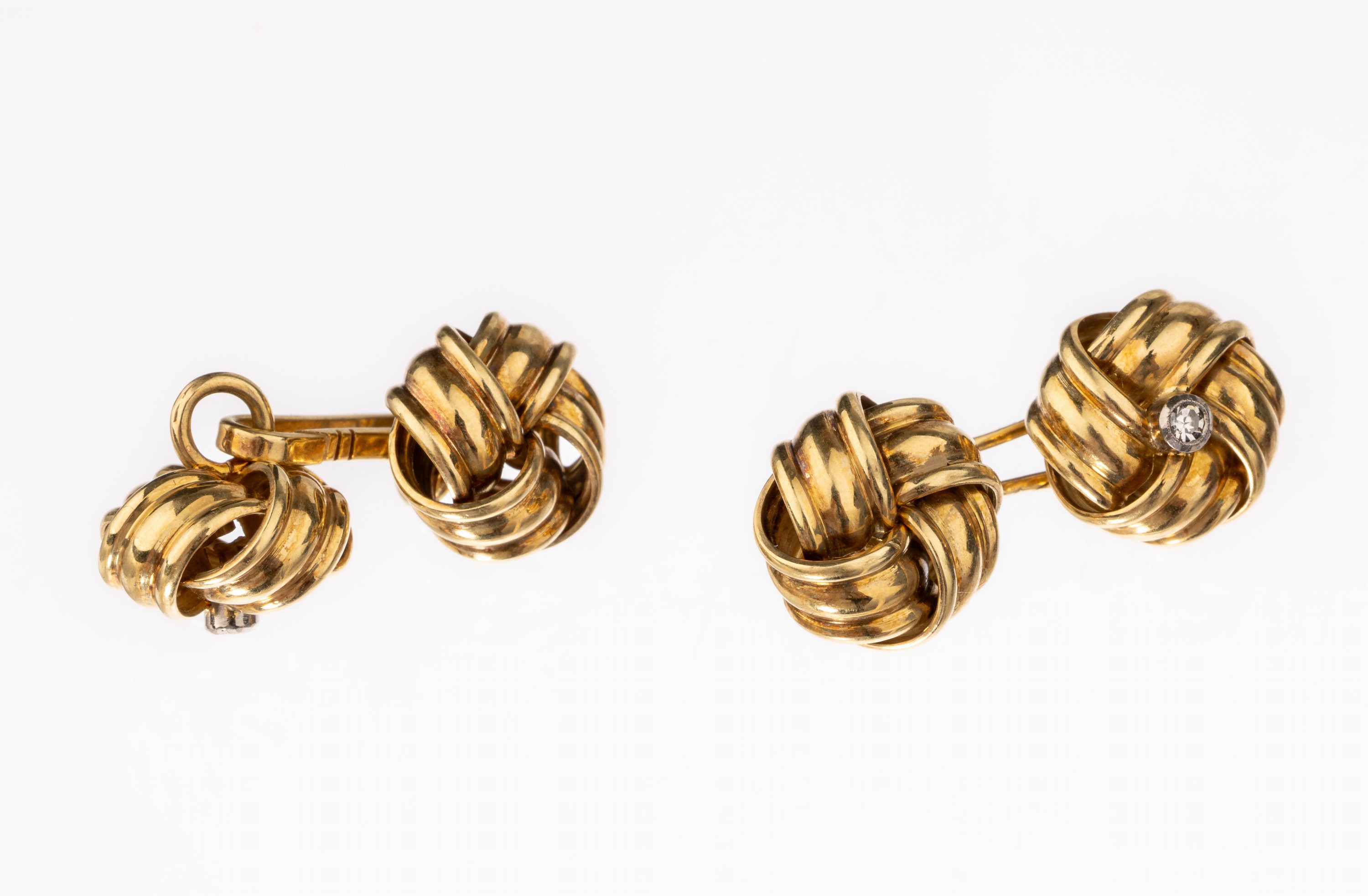 Paar 14 kt Gold Manschettenknöpfe, GG 585/000, Knotenform, 2 8/8-Diamanten zus. ca. 0.02 ct, Meistermarke unged., ca. 11.8 g