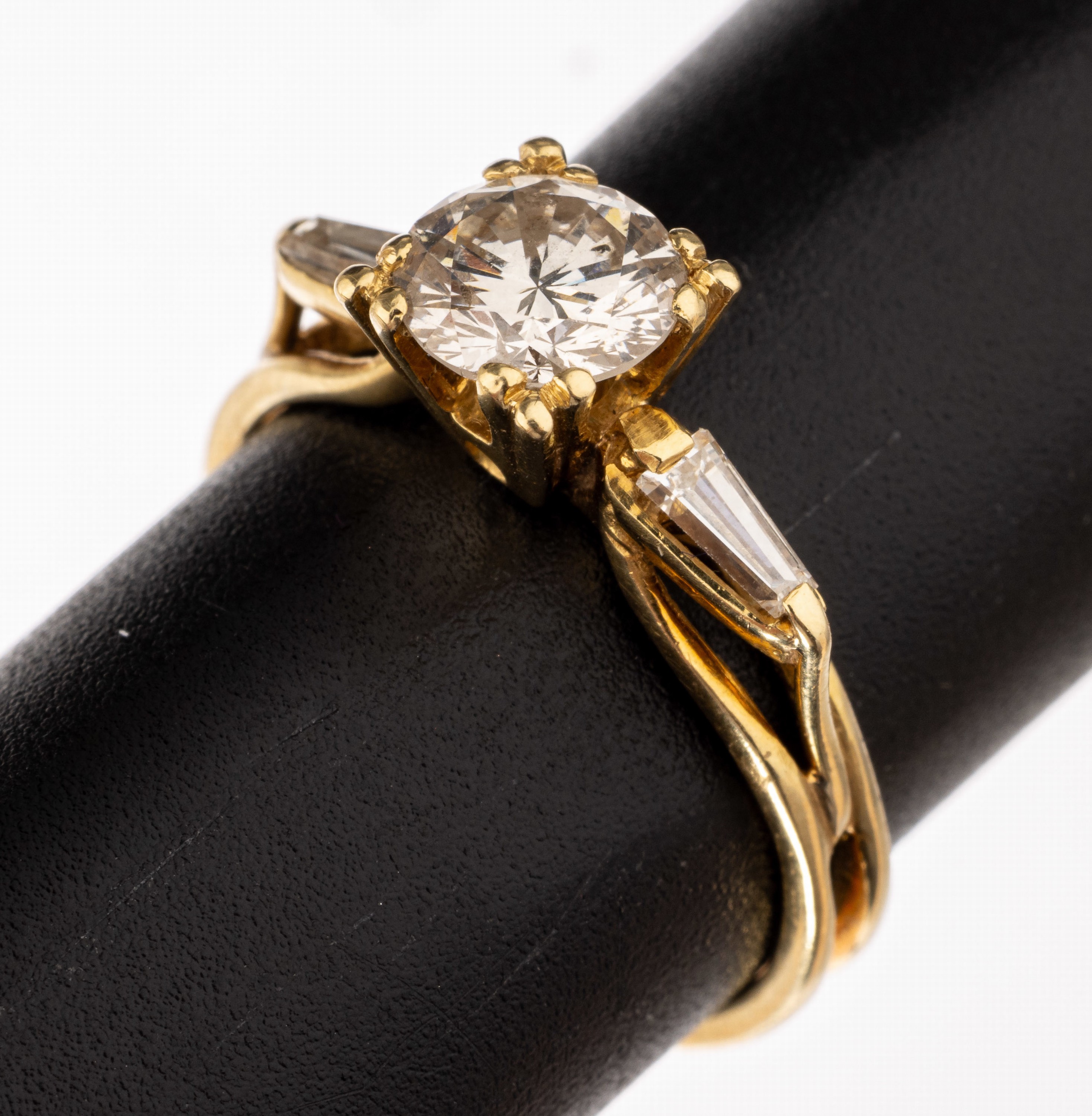 18 kt Gold Diamant-Ring, GG 750/000, 1 Brillant ca. 0.91 ct Weiß/p, 2 Diamanttrapeze zus. ca. 0.18 ct Weiß/si, RW 54, ca. 3.5 g