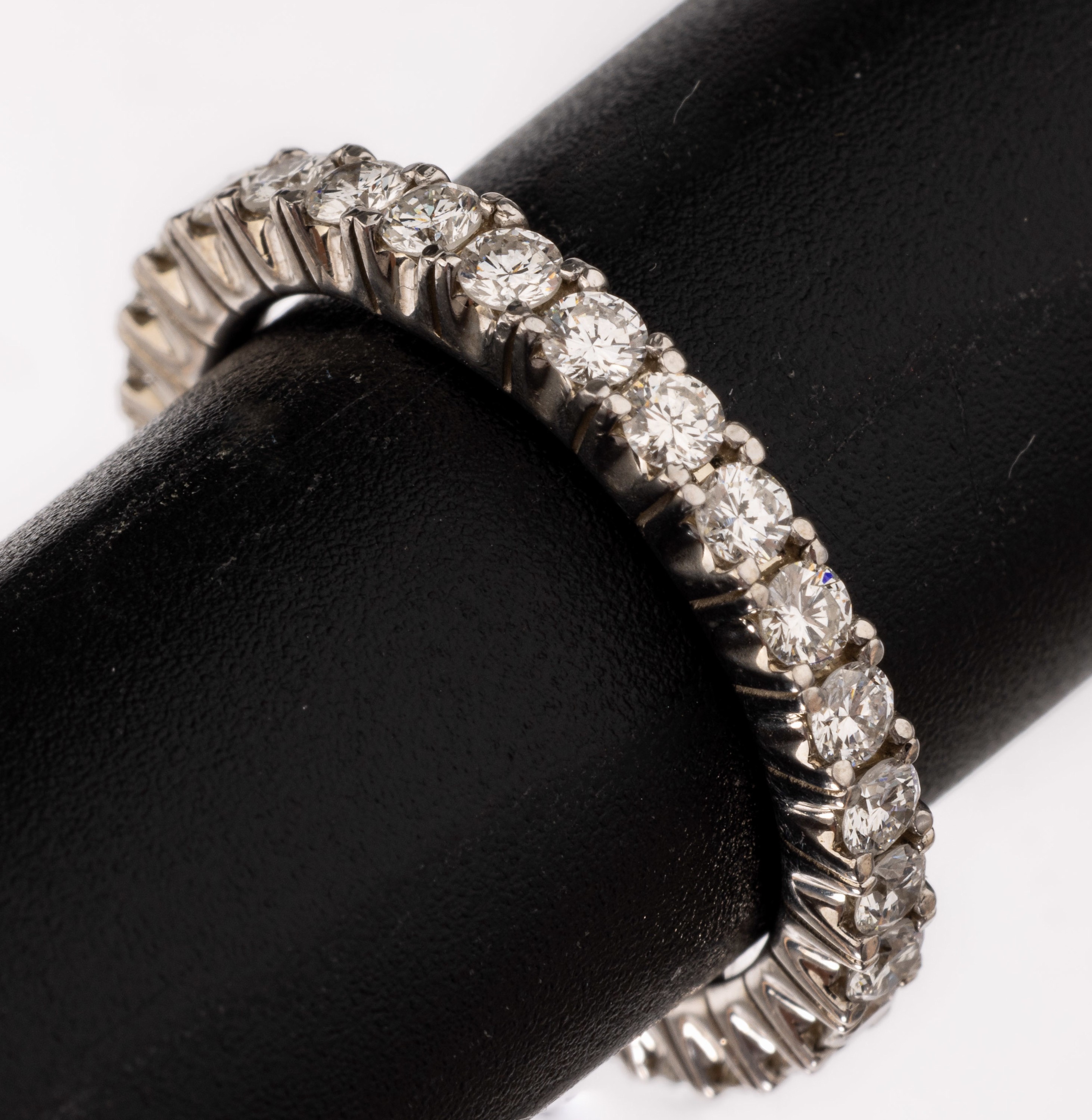 14 kt Gold Brillant-Memoryring, WG 585/000, 29 Brillanten zus. ca. 1.48 ct Weiß/si, ca. 4.6 g, RW 56