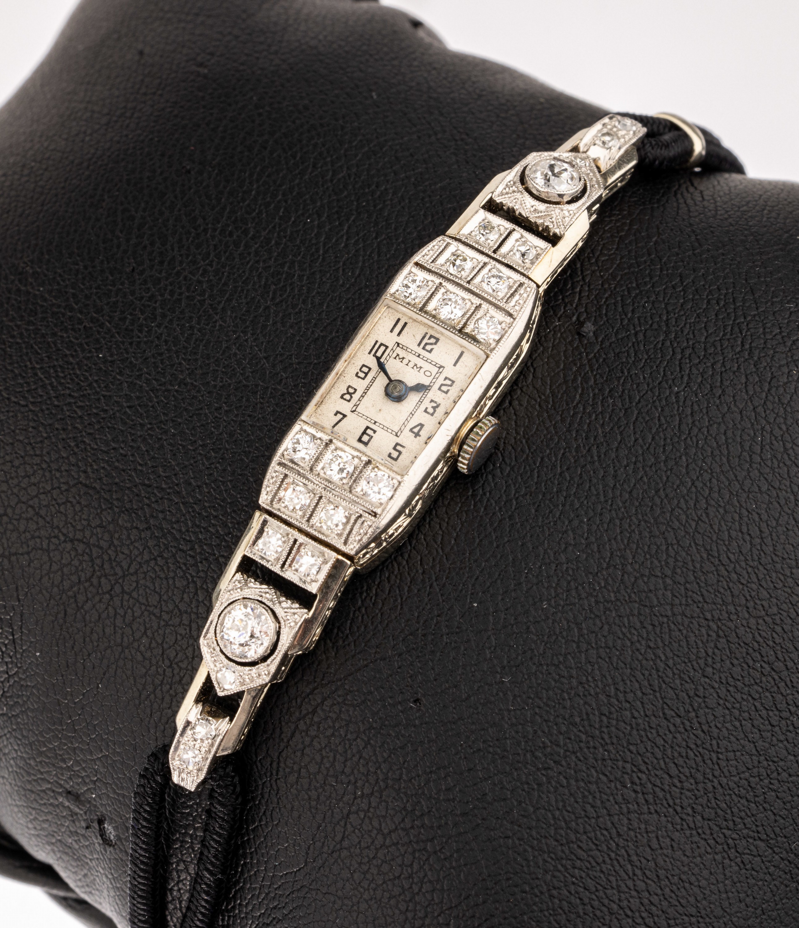 14 kt Gold Art-Deco Diamant-Damenschmuckuhr, WG 585/000, um 1940, reicher Diamantbesatz zus. ca. 2.00 ct l.get.Weiß-get.Weiß/si-p, Handaufzug, ...
