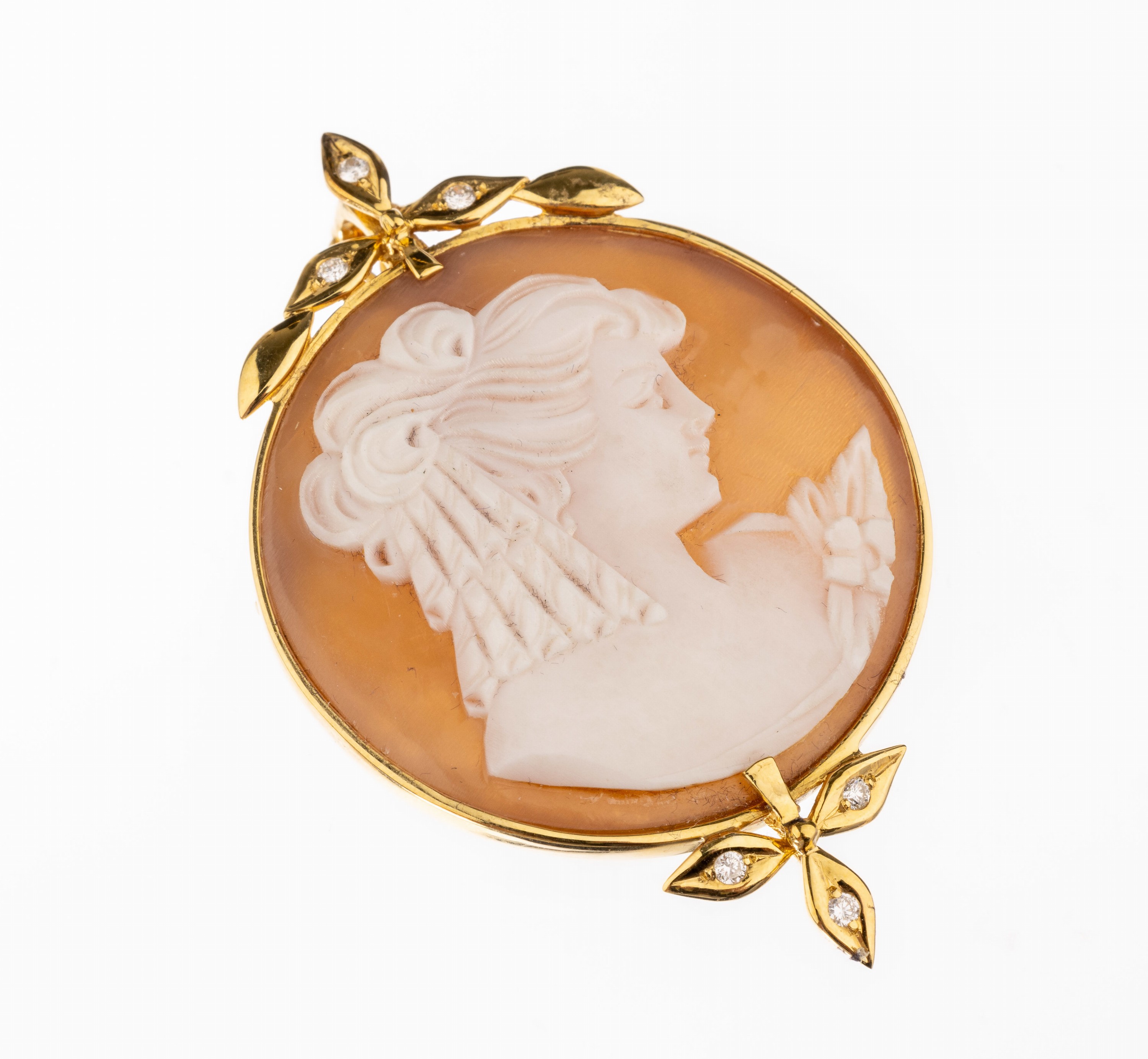 14 kt Gold Kameen-Brosche, GG 585/000, bes.mit 6 Brillanten zus. ca. 0.15 ct Weiß/si, runde Muschelkamee mit Mädchenportrait, D. ca.3.5 cm