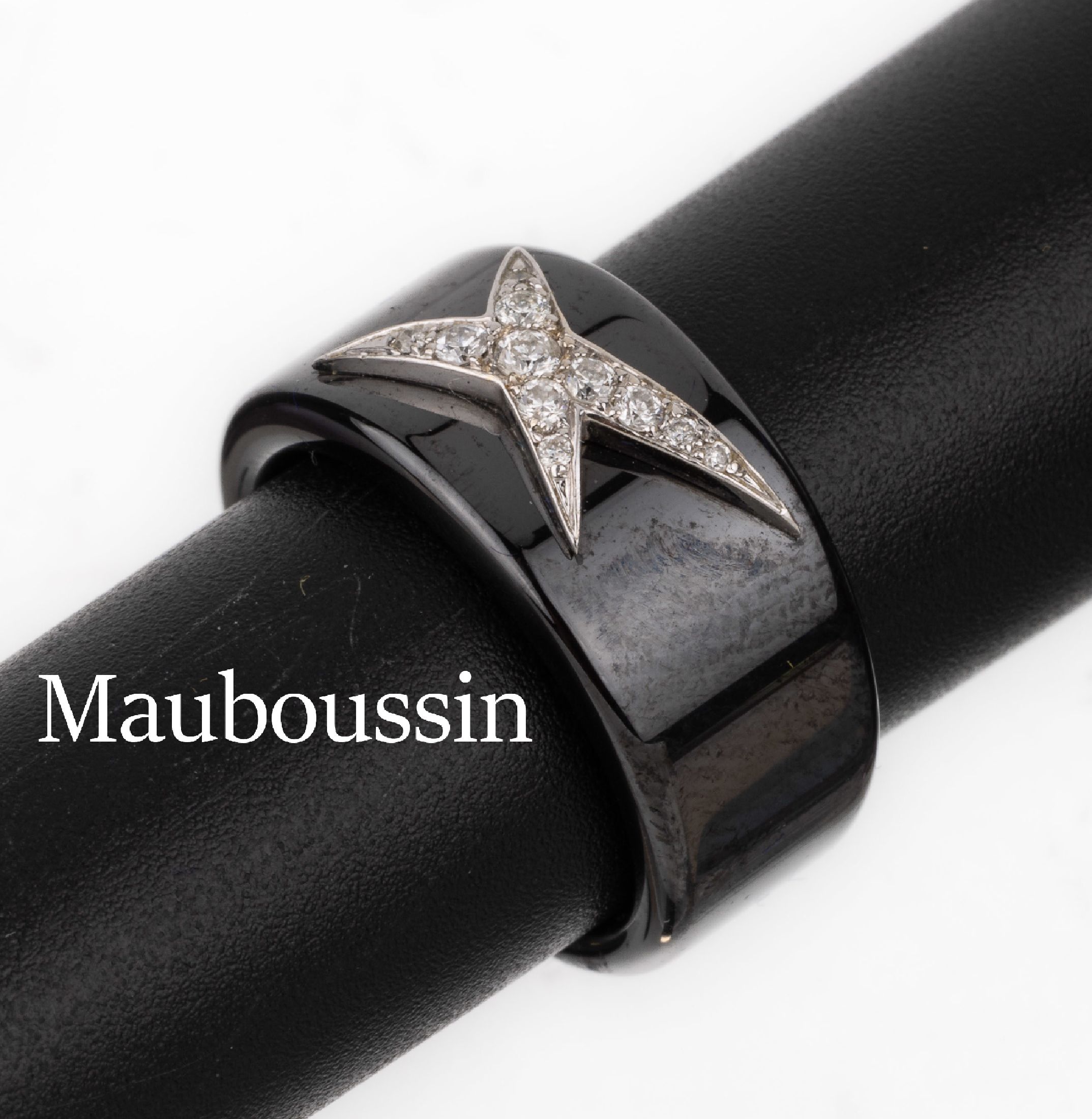 Keramik und 18 kt Gold MAUBOUSSIN Brillant -Ring, WG 750/000, Ringschiene aus Keramik,aufgelegtes Kreuz mit 11 Brillanten zus. ca. 0.15 ct feines ...
