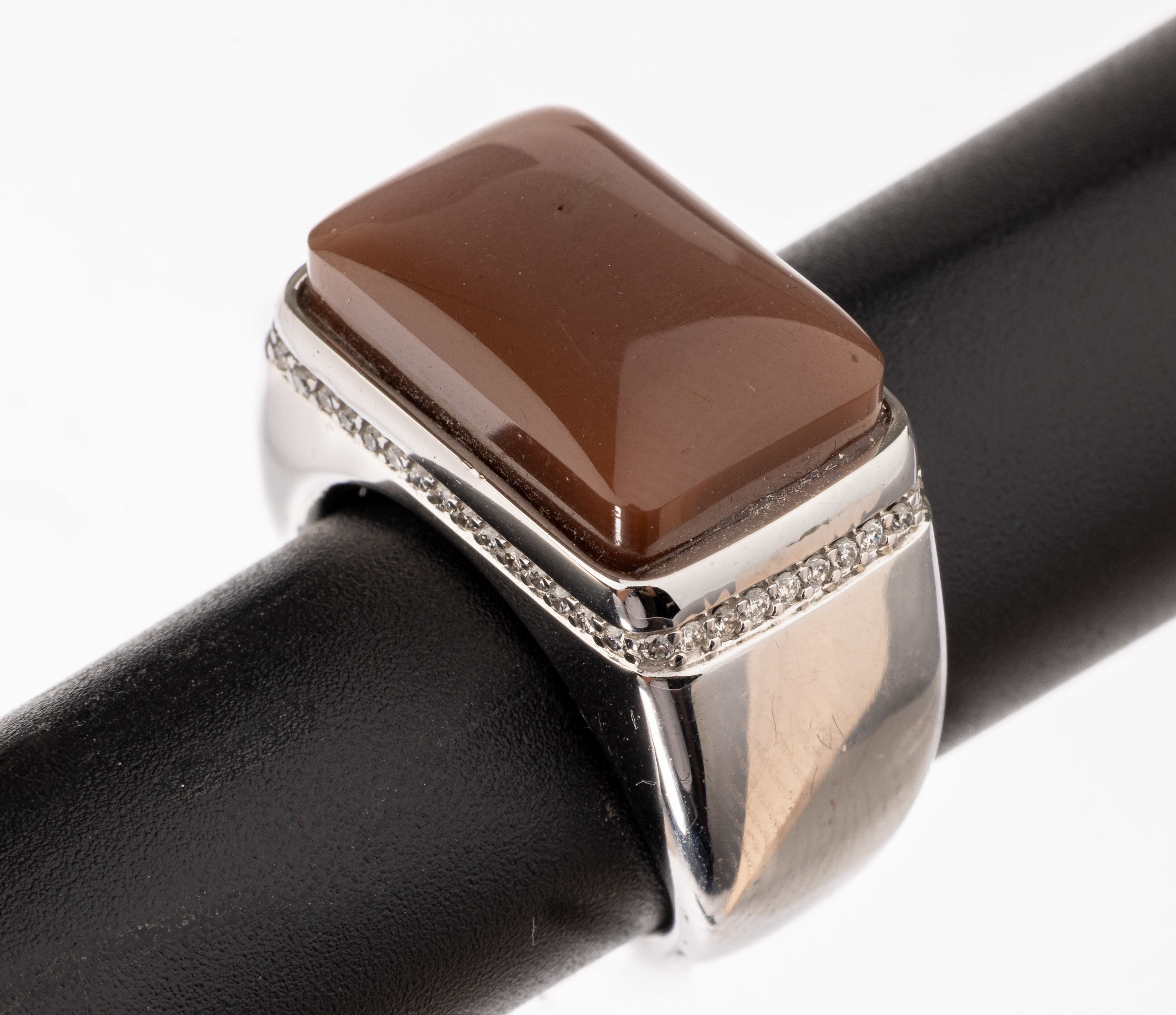 Massiver 14 kt Gold Mondstein-Brillant-Ring, WG 585/000, schimmerndes Mondstein Rechteck, Rahmen mit Brillanten zus. ca. 0.34 ct (grav.) Weiß/si, ...