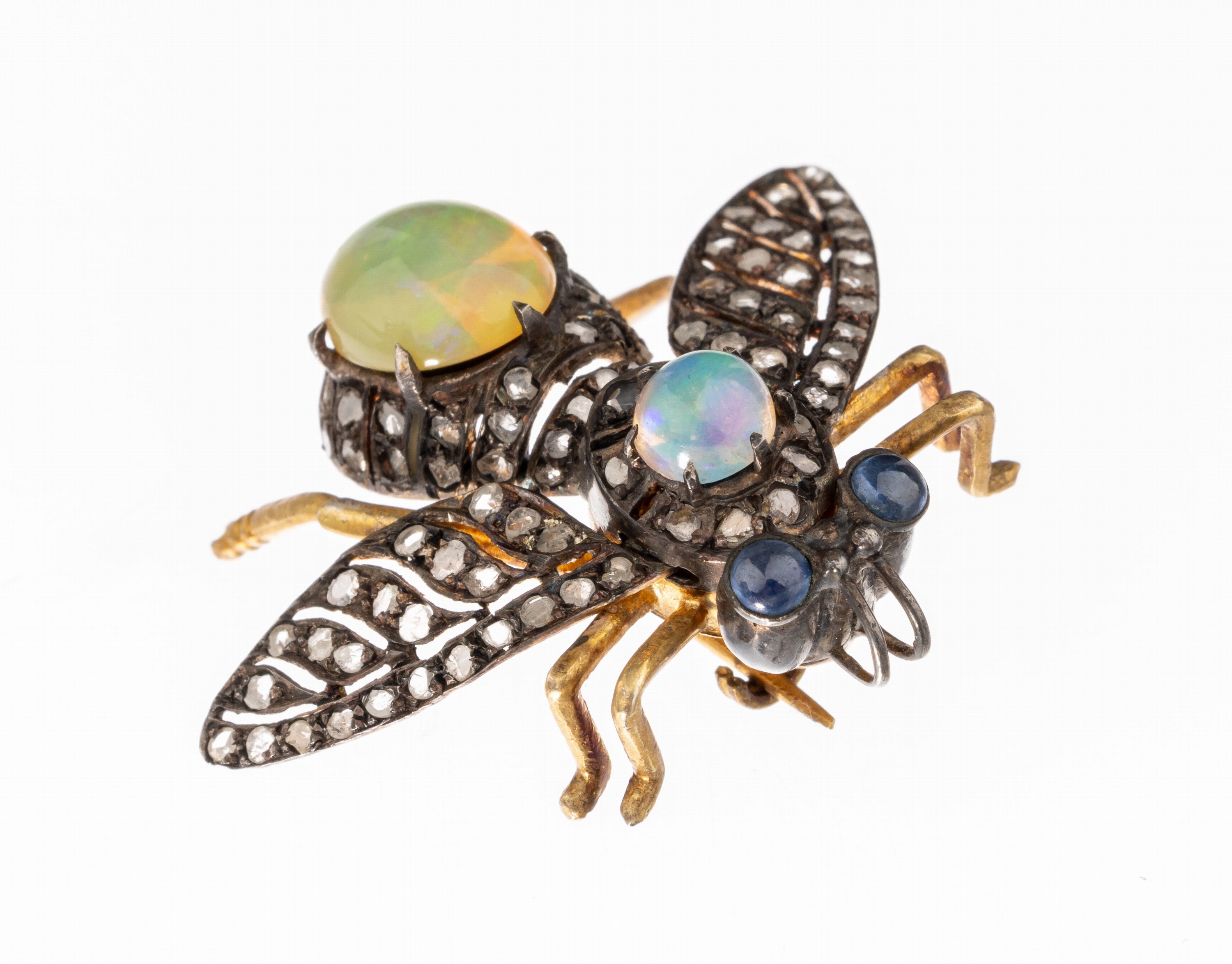 Opal-Saphir-Diamant-Brosche "Fliege", Silber teilverg., 2 Opalcabochons zus. ca. 4.0ct, Diamantrosen zus. ca. 0.30 ct, Augen 2 ...
