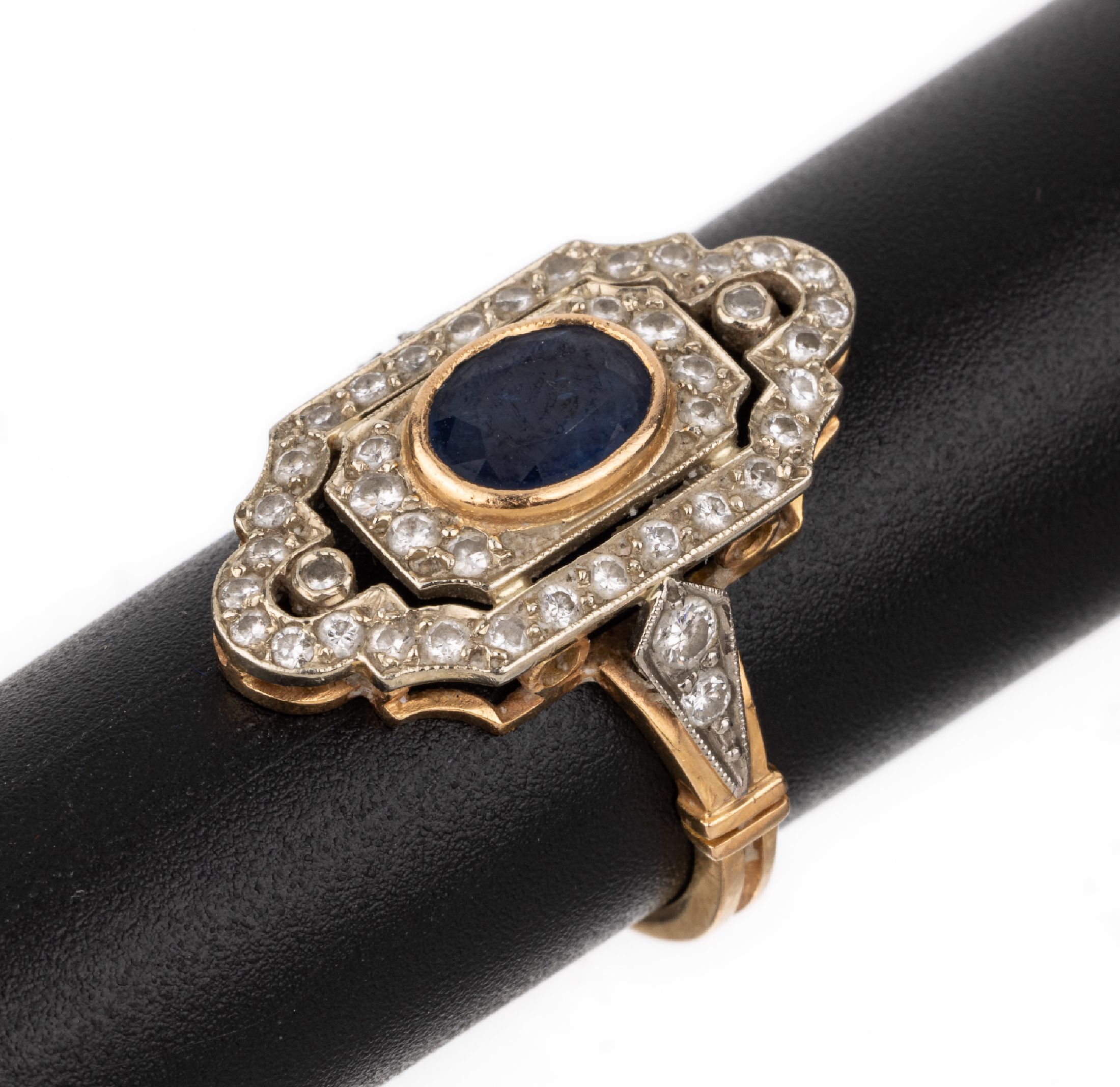 18 kt Gold Saphir-Brillant-Ring, GG/WG 750/000, Frankreich, im Stil des Art Deco, mittig ovalfacett. Saphir ca. 1.0 ct, 42 Brillanten zus. ca. 0.60 ...