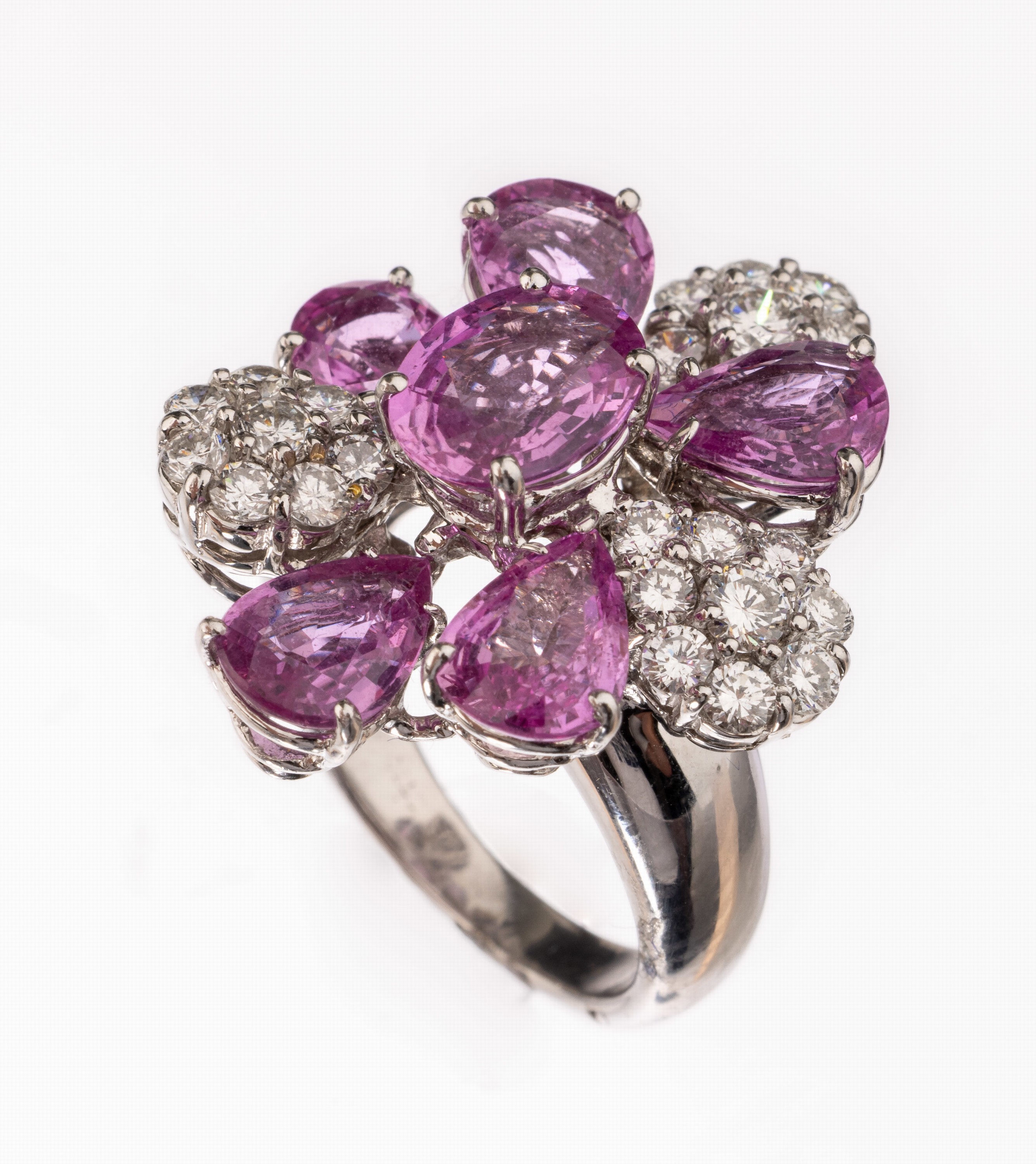 18 kt Gold Saphir-Brillant-Ring, WG 750/000, florale Gestaltung, 6 facett. pinkfarbene Saphire zus. ca. 6.0 ct, 27 Brillanten zus. ca. 1.6 ct ...