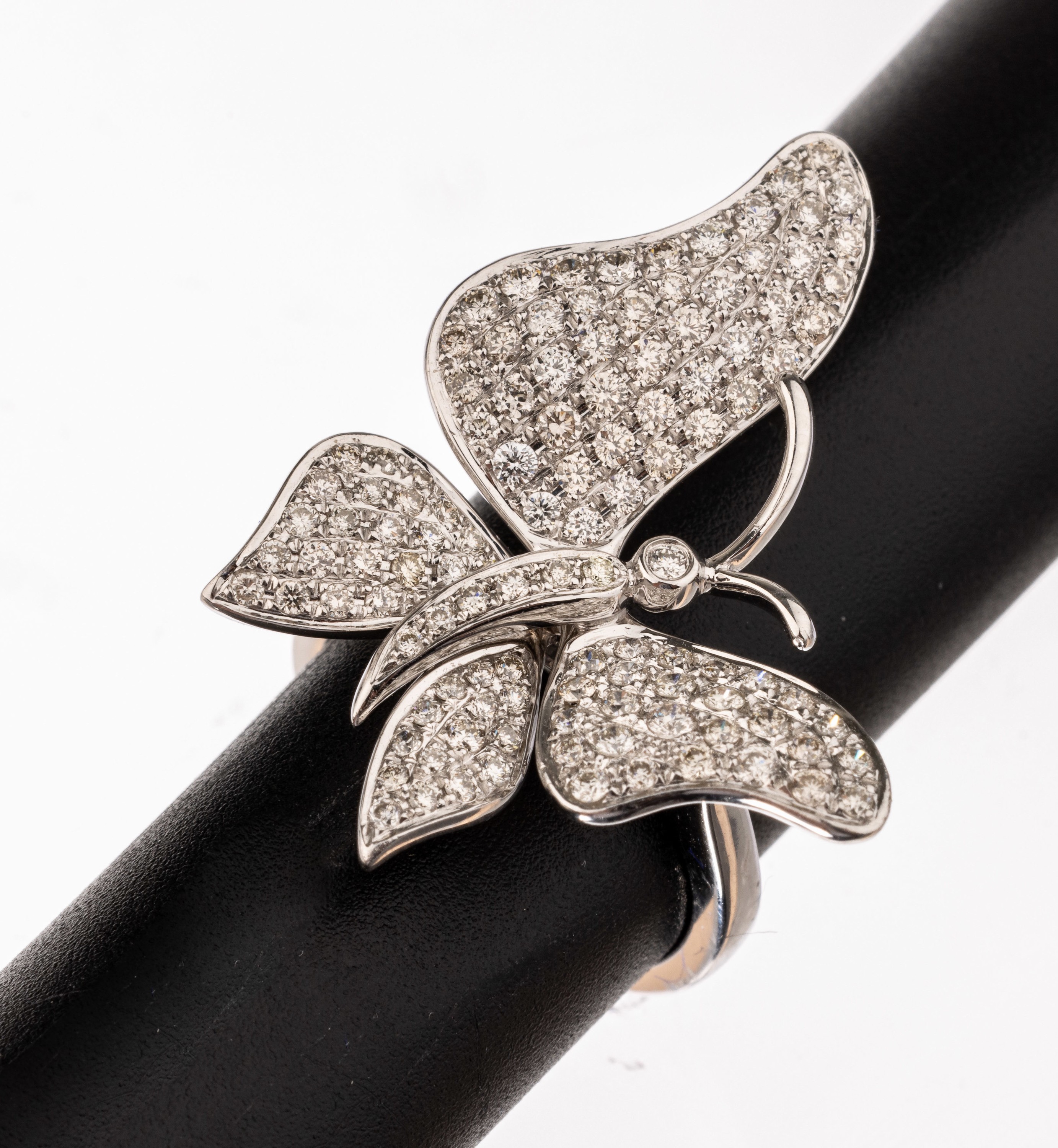 18 kt Gold Brillant-Ring, WG 750/000, Ringkopf in Form eines Schmetterlings, 105 Brillanten zus. ca. 1.64 ct (grav.) Weiß- l.get.Weiß/si, RW 54, ...