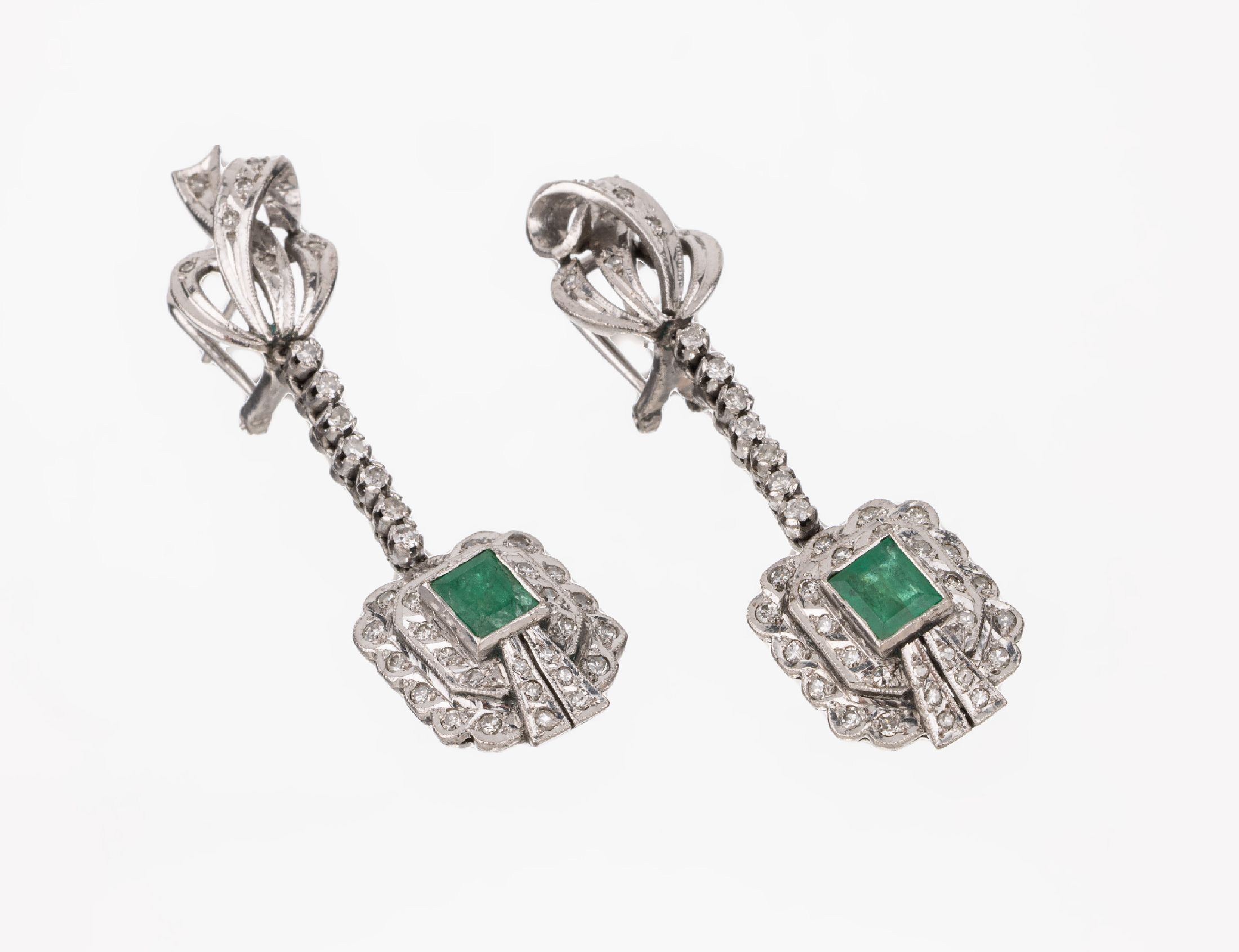 Paar Palladium Smaragd-Diamant-Ohrstecker, längliche bewegl. Abhängung, 2 Smaragde im Treppenschliff ca. 1.0 ct, 86 8/8-Diamanten zus. ca. 1.0 ct ...