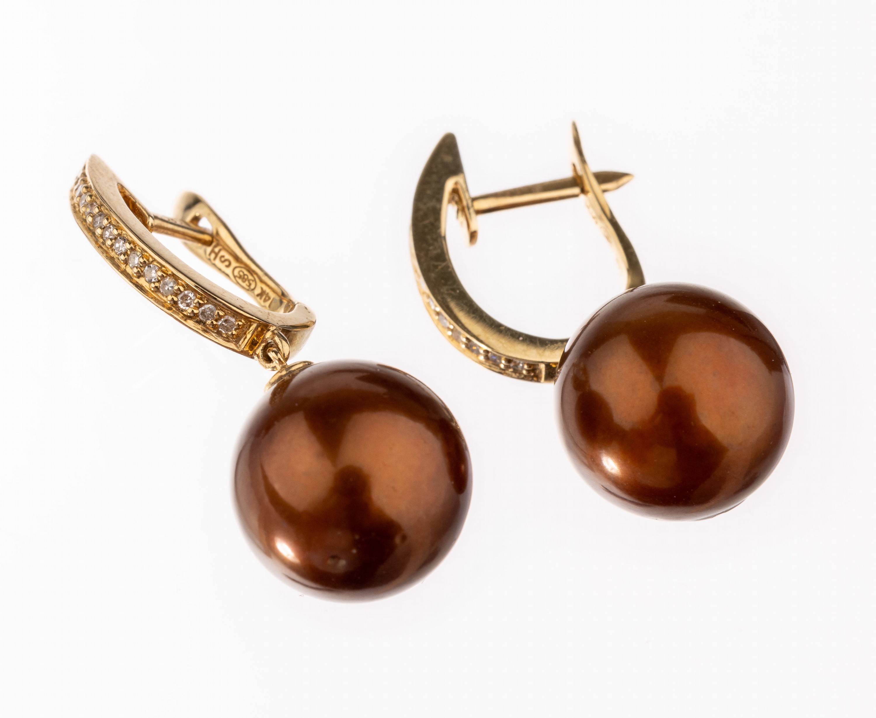 Paar 14 kt Gold Tahitizuchtperl-Diamant- Ohrhänger, GG 585/000, 2 braune Tahitizuchtperlen, D. ca. 12 mm, nat. Merkmale, Brillanten zus. ca. 0.20 ...