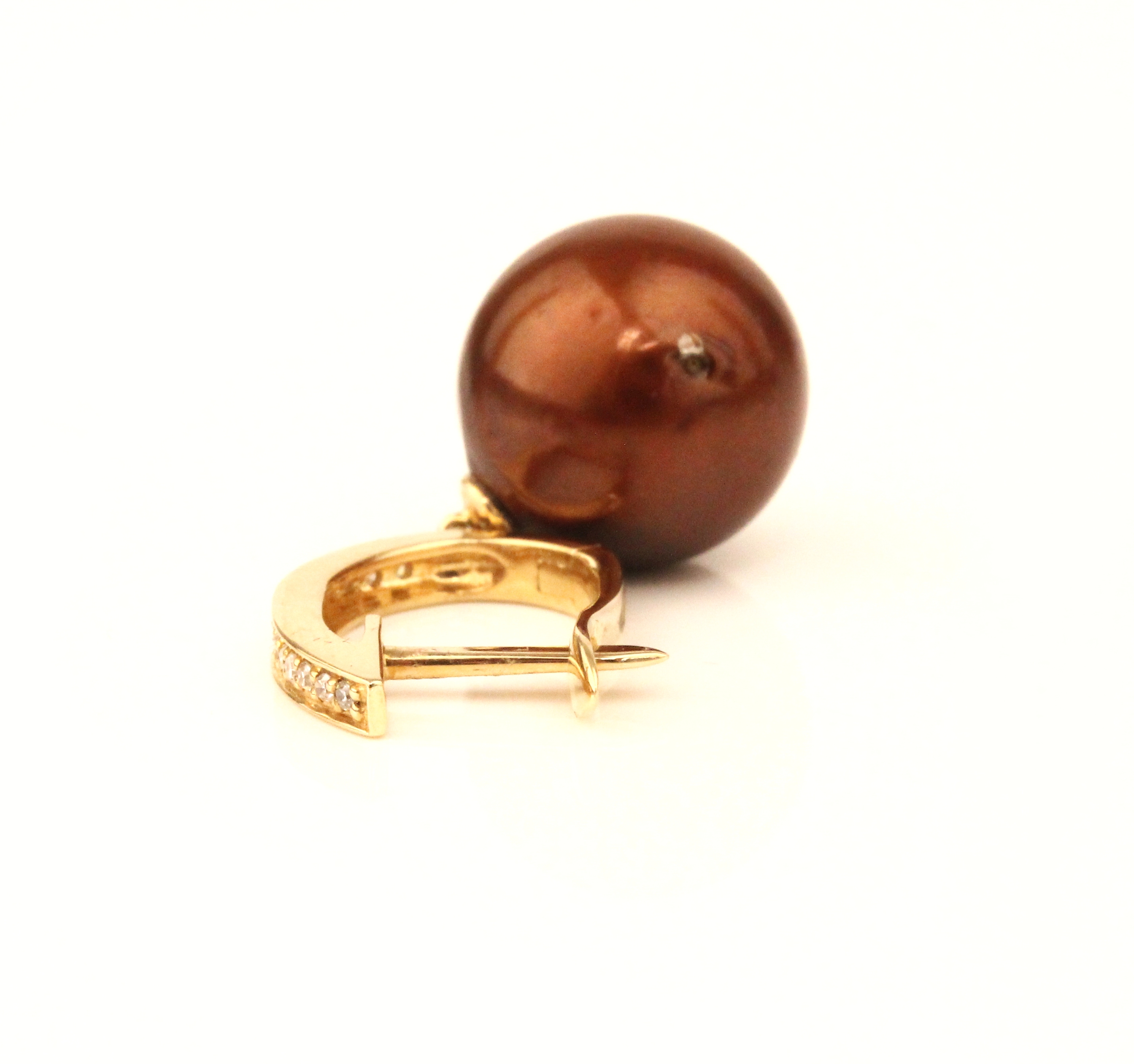 Detail d: Paar 14 kt Gold Tahitizuchtperl-Diamant- Ohrhänger, GG 585/000, 2 braune Tahitizuchtperlen, D. ca. 12 mm, nat. Merkmale, Brillanten zus. ca. 0.20 ...
