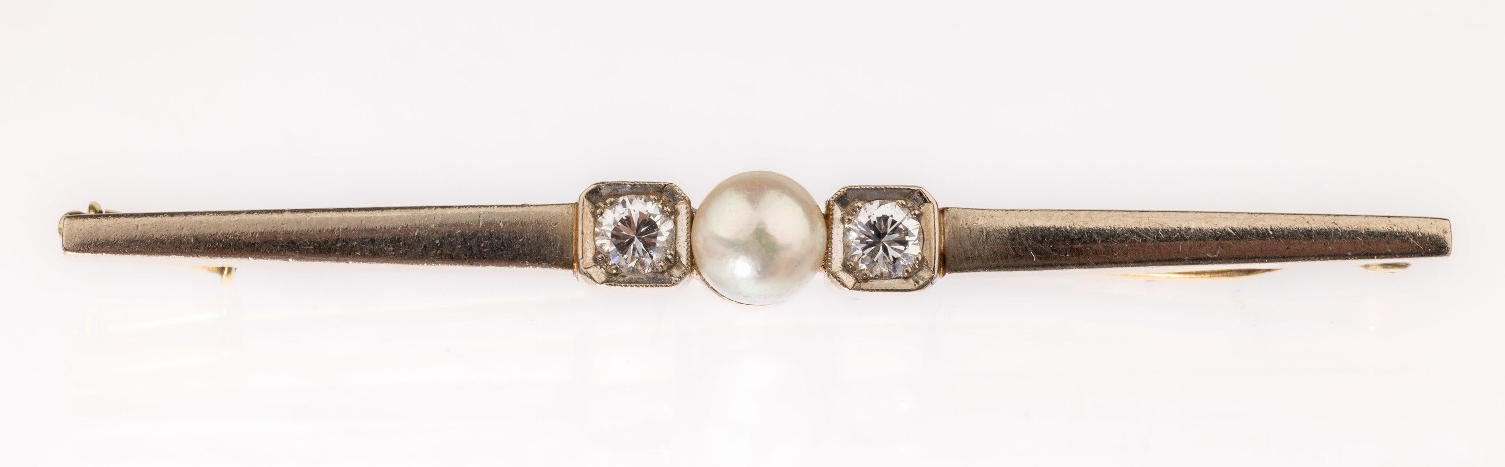14 kt Gold Zuchtperl-Diamant-Brosche, WG 585/000, 1930er Jahre, mittig Zuchtperle D. ca. 5.9 mm, 2 Brillanten zus. ca. 0.16 ct Weiß/si, L. ca. 6 ...